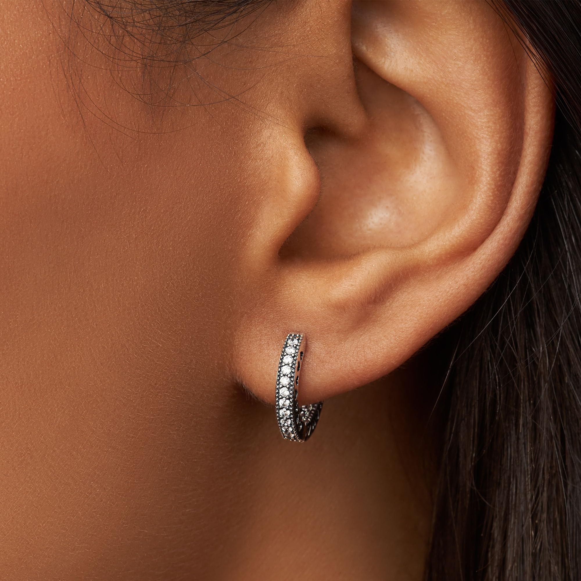 PANDORA Signature Pendientes de aro con forma de corazón y engaste pavé