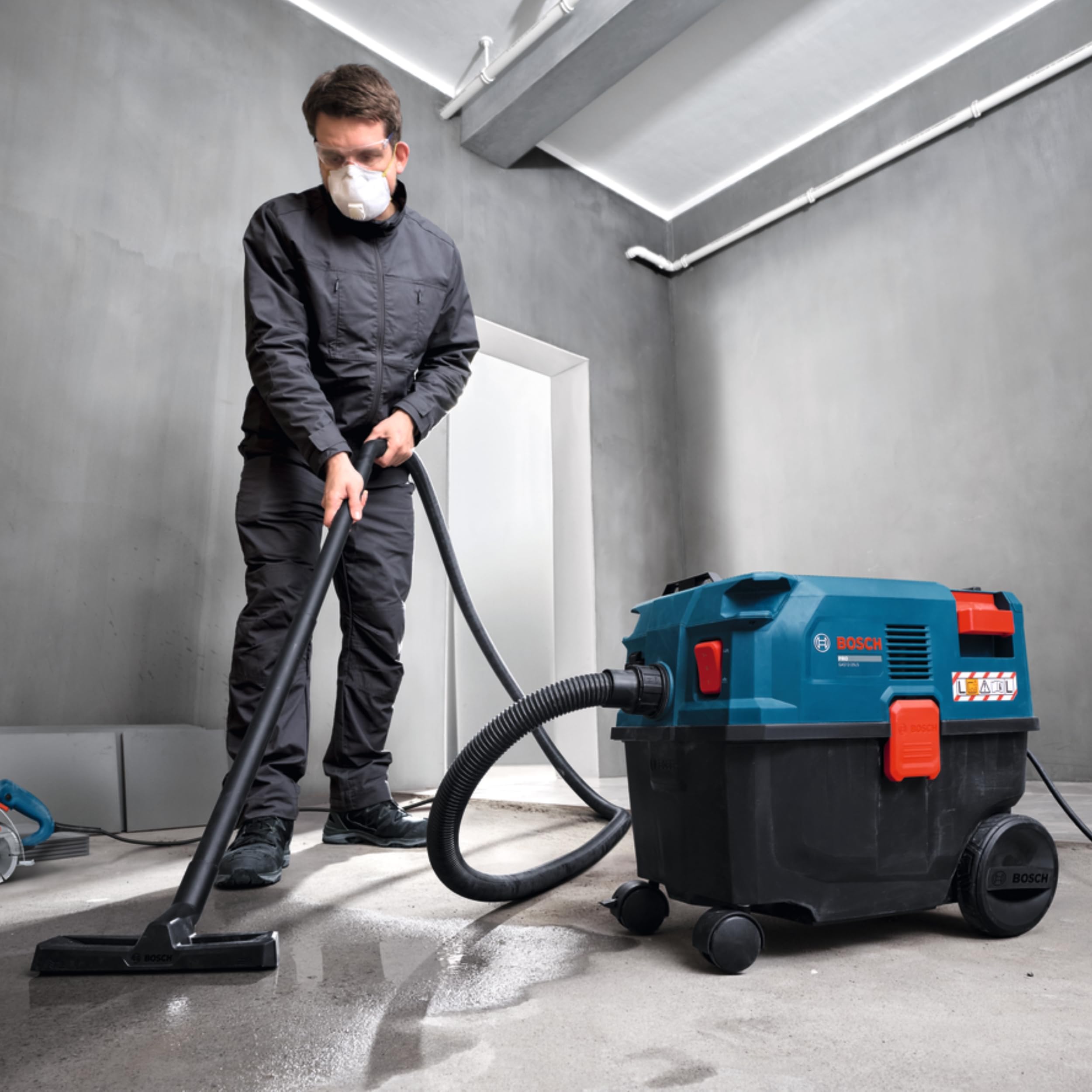 Bosch PRO Kabel-Nass-/Trockensauger GAS12-25LS (inkl. Kunststoff-Verlängerungsrohre, Flachfaltenfilter, 3,1 m Saugschlauch, Gebogene Düse, Bodendüse, Fugendüse, Vliesbeutel, Universaladapter)