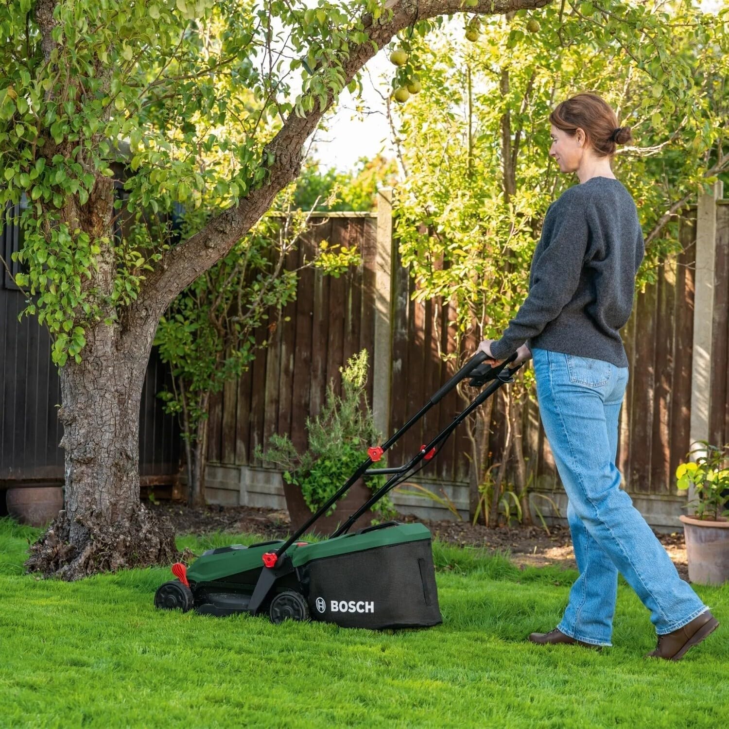 Bosch Cortacésped inalámbrico ROTAK18V2-43 (Ancho de Corte: 43 cm, Altura de Corte: 30-75 mm, Bolsa de césped de Tela de 40 l, Enchufe de mantillo, Incluye 2 baterías de 18 V y Cargador)