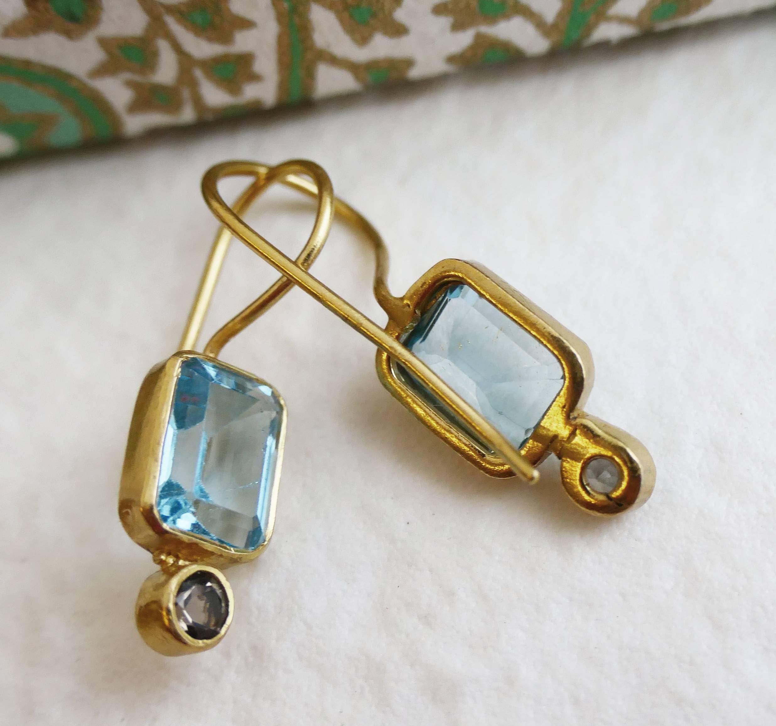 Orecchini Pendenti in Argento Sterling Placcato Oro con Topazio Azzurro Rettangolare e Quarzo Fumé - Design Geometrico e Pietre Naturali