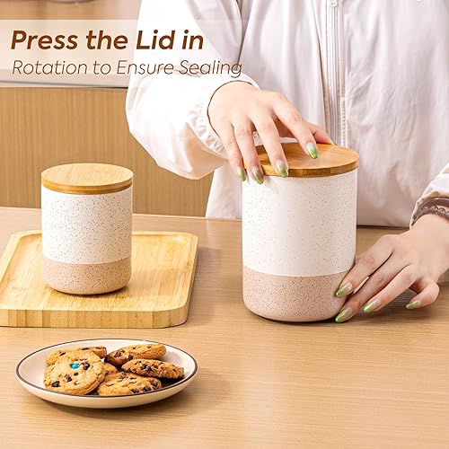 Miniatura 8 de Yangbaga Juego de 4 recipientes de cerámica para encimera de cocina, tarros de almacenamiento de alimentos con tapas de madera herméticas, cucharas