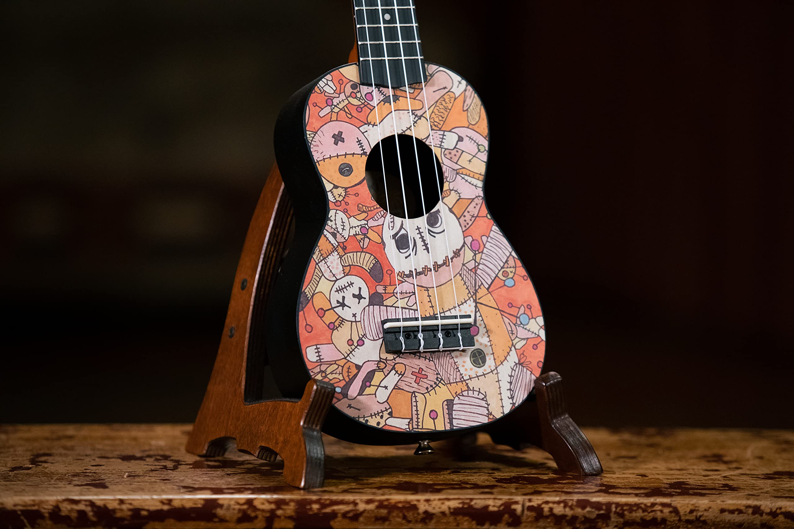 Ortega Guitars Ukelele Soprano - Keiki K2 con diseño de Voodoo Puppet - incluye afinador, 5 puas de grosor medio y funda estilo bolsa con cuerdas con logo Keiki - madera de Kauri, K2-VP