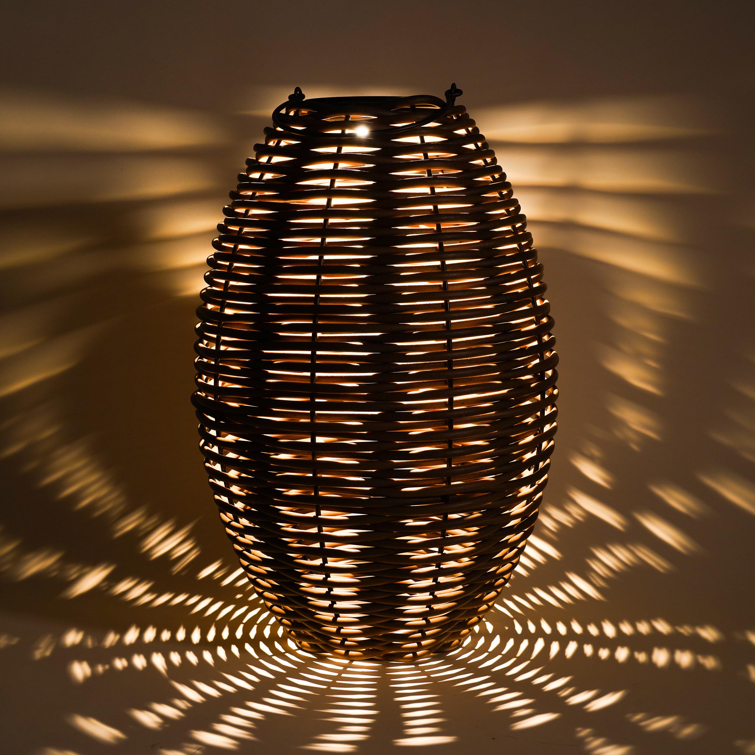 Esotec Solar Rattanleuchte Victoria 60, Polyrattan, USB-C Ladeanschluss, CCT Funktion, 3 Lichtfarben, Akku, Metallgestell, IP44, Solarleuchte Rattan, wetterfest, outdoor, außen, 102279