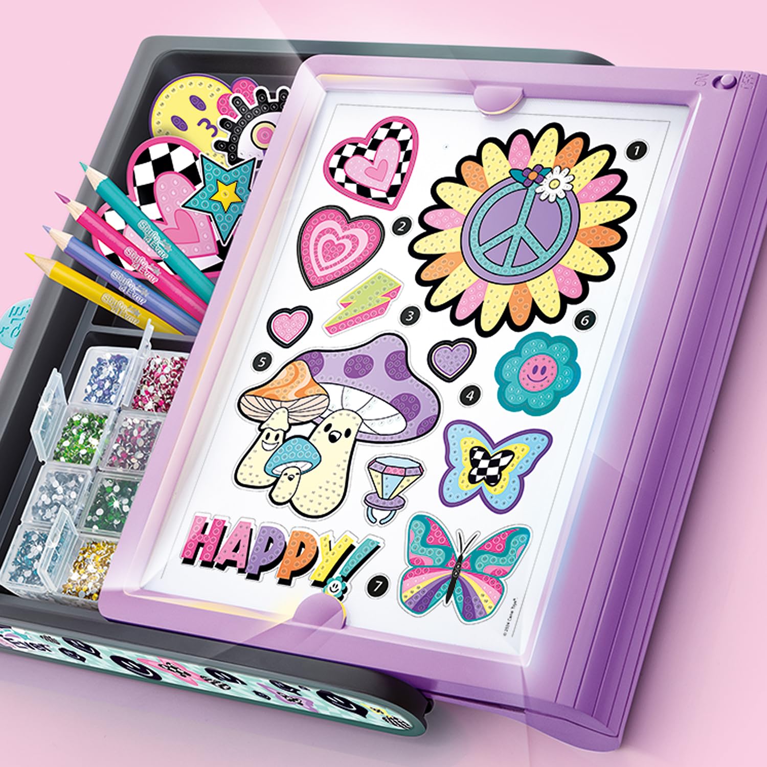 Canal Toys - Style 4Ever - Maletín LED de Arte con Diamantes | Pizarra Luminosa con Posters, Pegatinas de Diamantes, +3500 diamantes, Lápices de Colores - Diamond Art LED Case