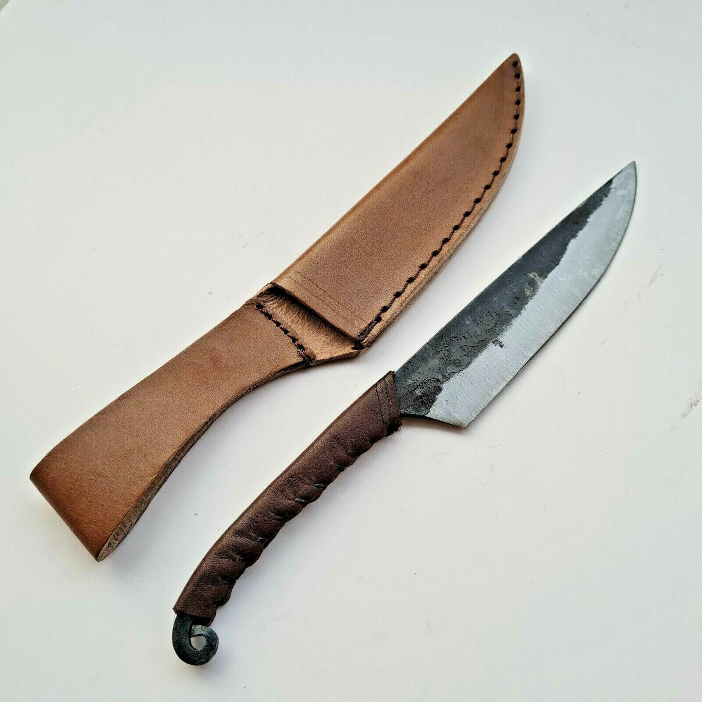 Couteau viking fait main pour tailler le bois sans effort au jardin