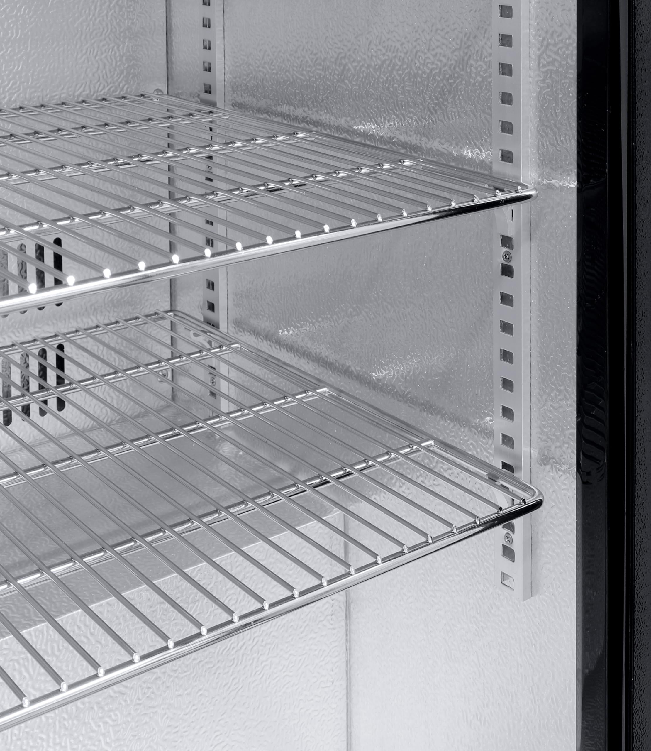 METRO Professional Arrière bar 3 portes GBC3003 aluminium/verre 135x53x86,5 cm 308 L froid ventilé 160 W noir
