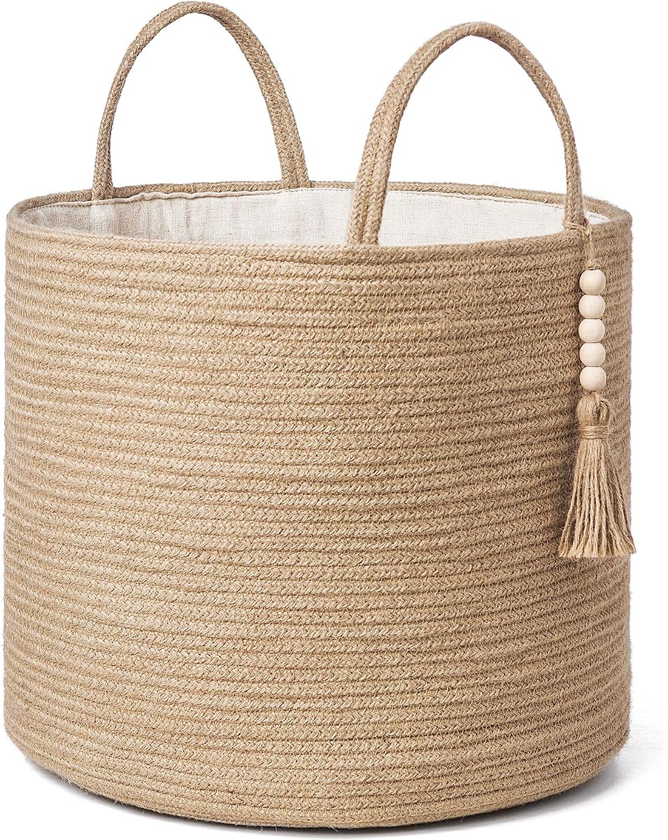 Cesta de almacenamiento tejida Mkono para manta, organizador de plantas de juguetes, 16 pulgadas de ancho x 13,8 pulgadas de largo | Marrón, yute, cesta decorativa con asa, borla de cuentas de madera, papelera para guardar ropa, toalla, sala de estar, dormitorio, guardería