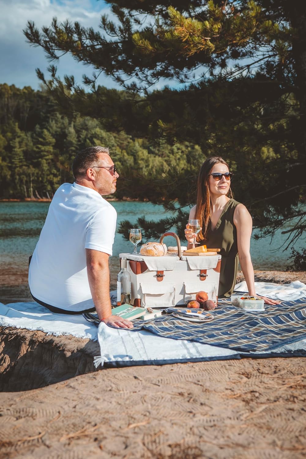 PICNIC TIME Pioneer Deluxe Picnic Basket, Romantic Vintage Wood-Framed Basket Covered in Canvas, Complete Deluxe Service for Two with Water-Resistant Bottom and Two Lids, (Beige Canvas)