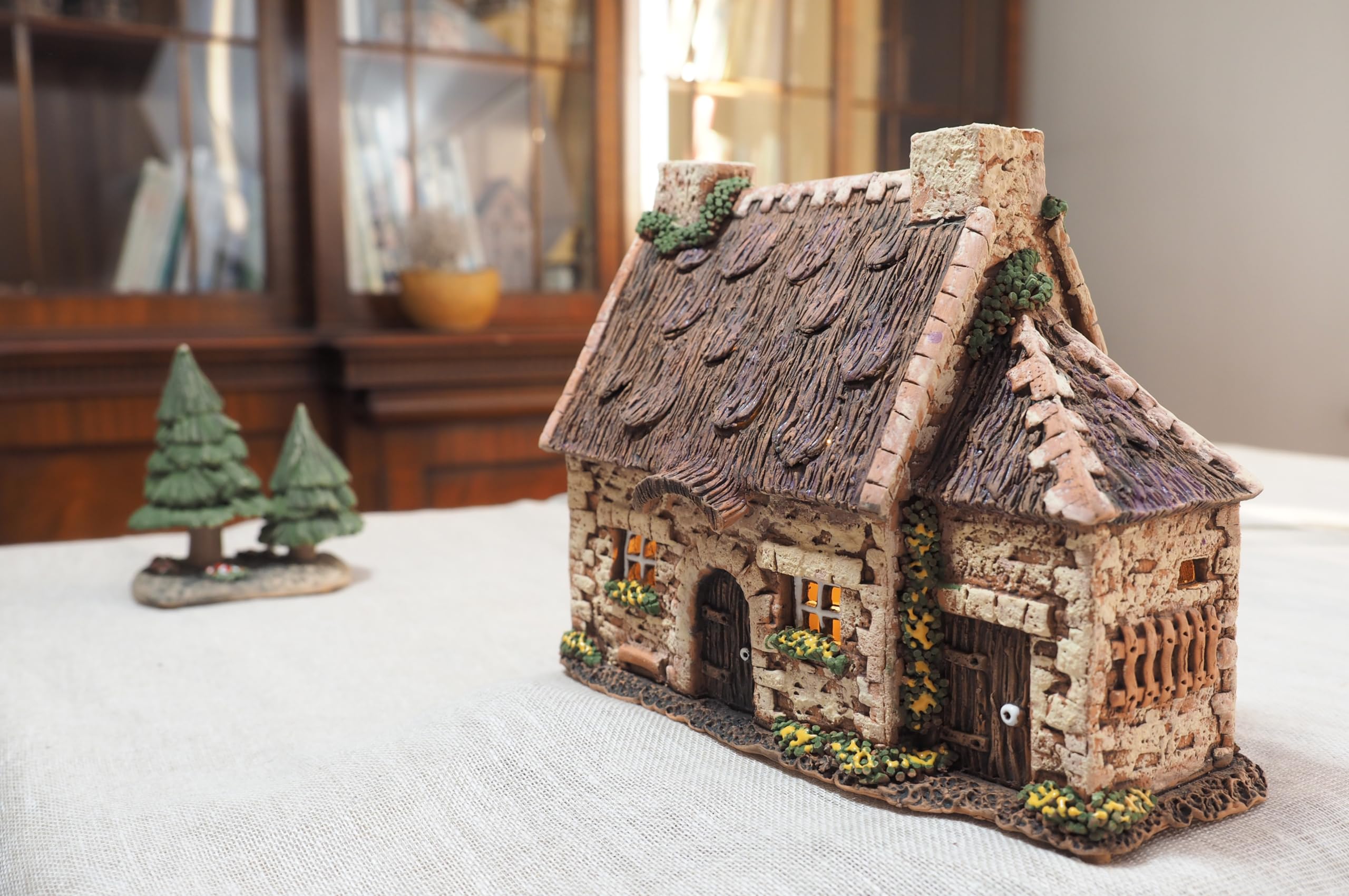 Ceramiczny domek świetlny, rękodzieło, miniaturka artystyczna, stary tradycyjny dom bretoński, Francja, C229AR