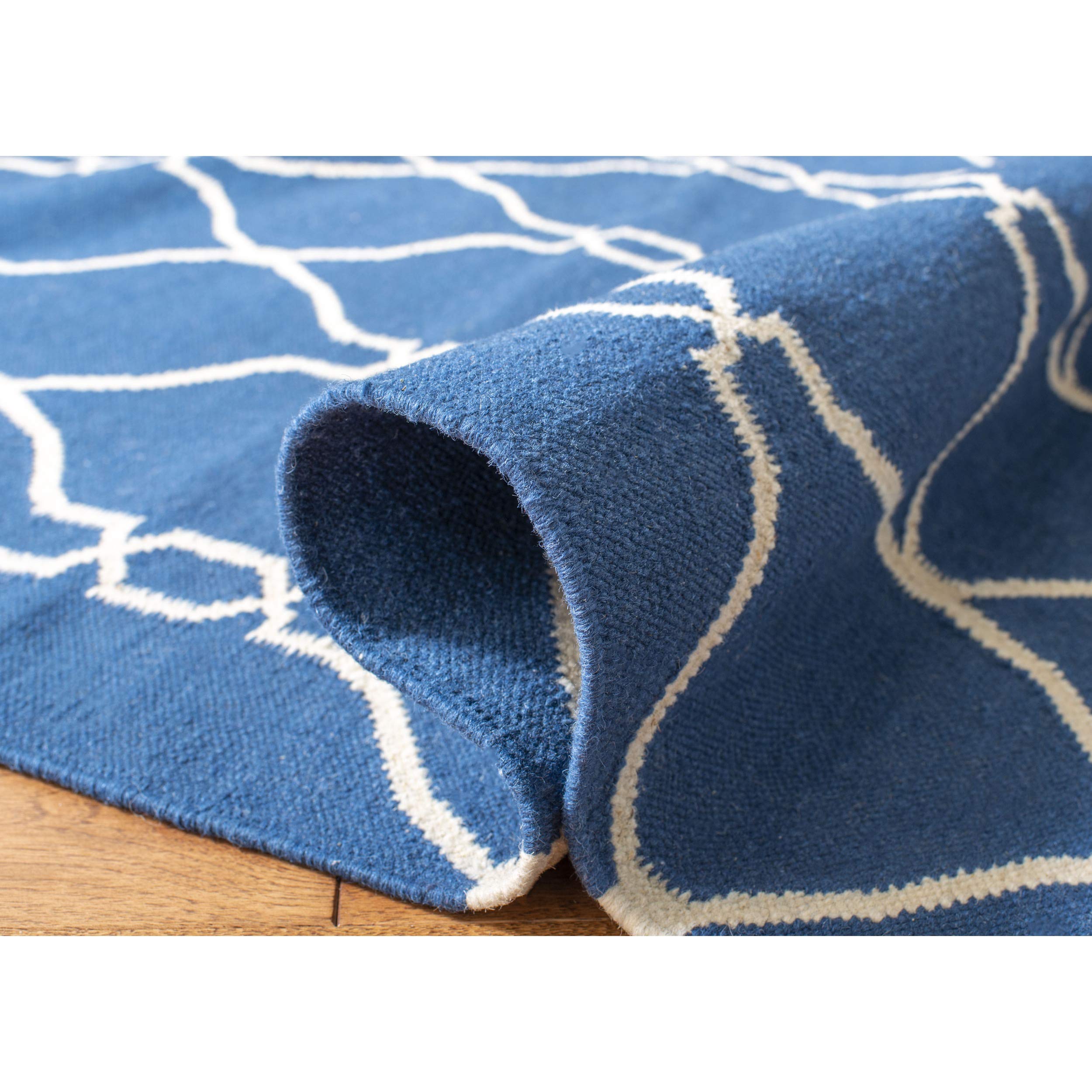 SAFAVIEH Tapis Contemporain pour Salon, Salle à Manger, Chambre à Coucher - Dhurrie Collection, Tapis à Poil Court, Bleu foncé, 91 X 152 cm