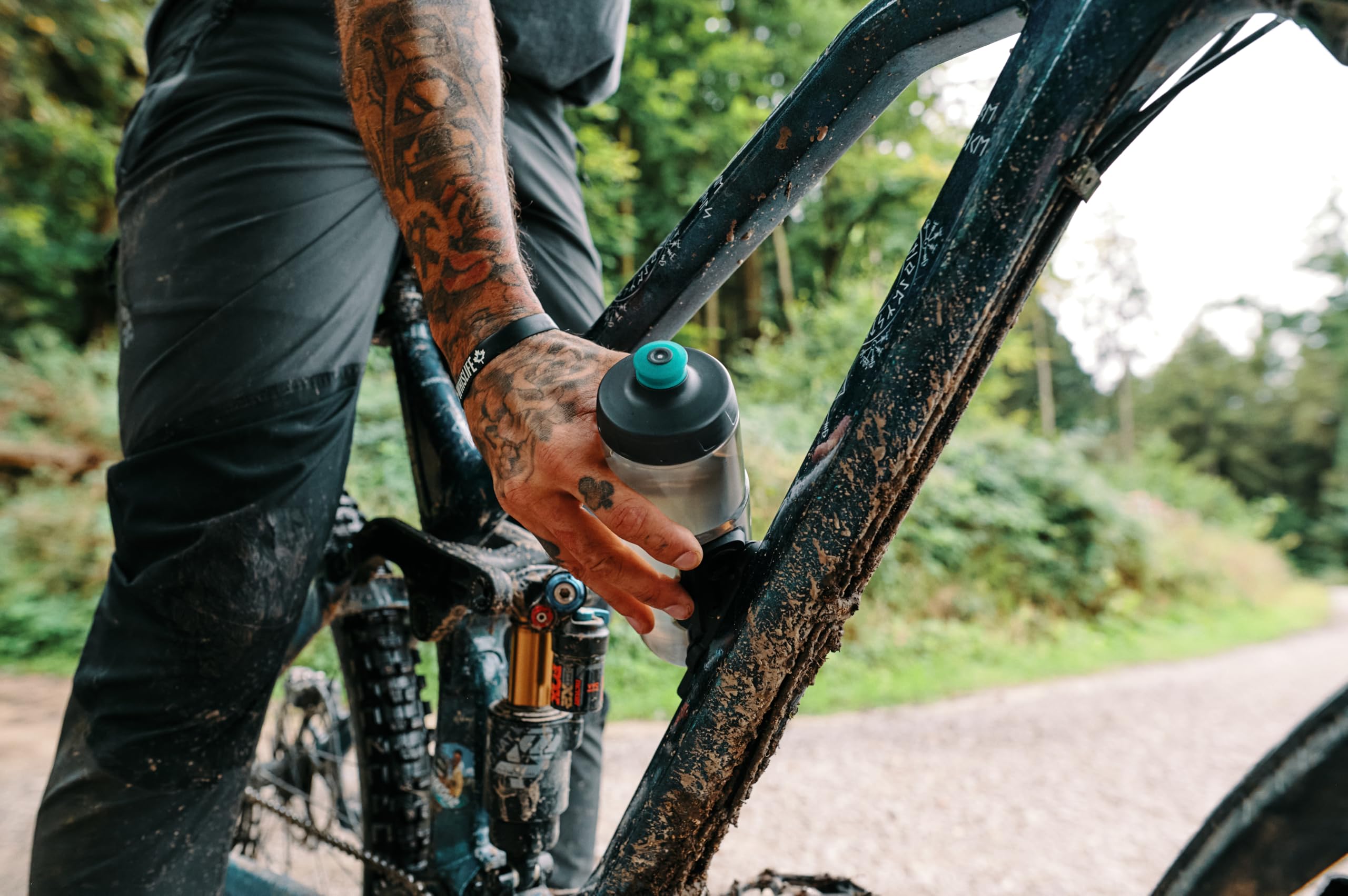 FIDLOCK Fidguard Flasche + Twist-Fahrrad-Basis-Set, geruchsresistent, leicht zu quetschen, mit Schnellfluss-Ventil, 600 ml, Rauchgrau + Grün