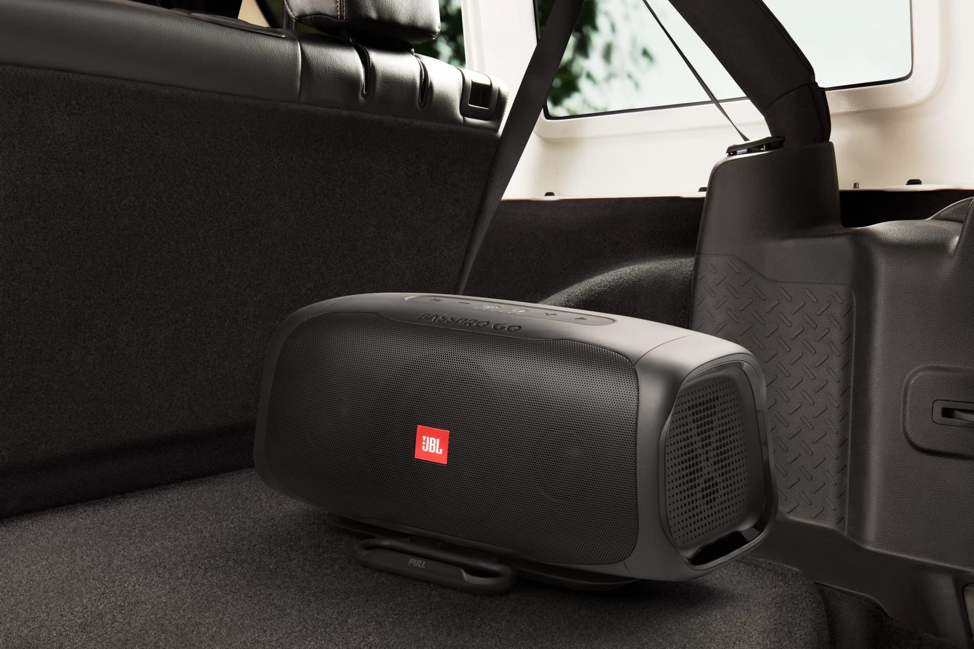 JBL BASSPRO Go Plus mit Heimladegerät - 2 in 1: Aktiv Subwoofer Auto und 200 Watt Bluetooth Lautsprecher Box Einsetzbar im Auto & zu Hause, Black