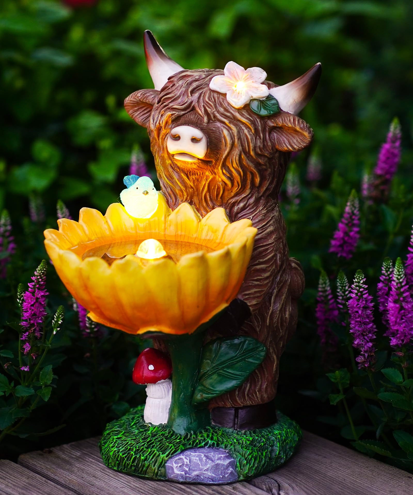 Bain d'oiseaux vache des Highlands solaire et décoration de jardin