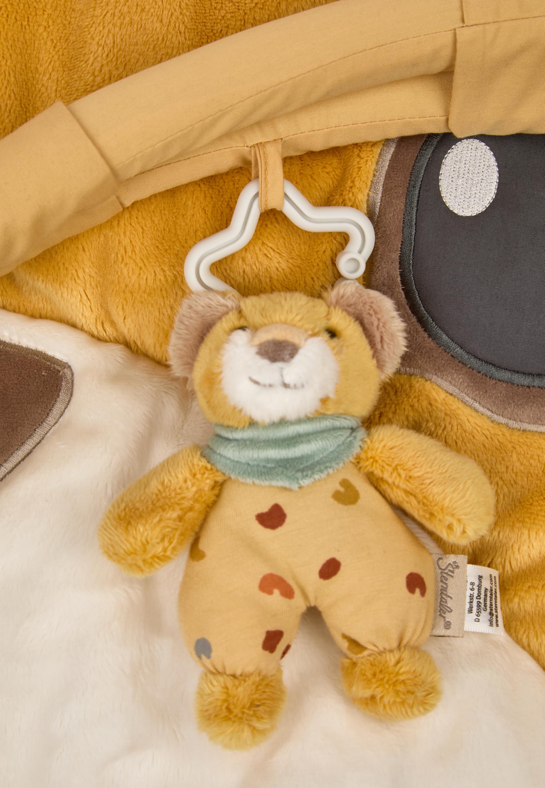 Sterntaler Spielbogen Löwe Leo – Flauschig weiche Baby-Spieldecke mit Spiegel & Rassel – Abnehmbarer Spielbogen & Spielteile für vielseitigen Spielspaß - Activity Decke, 100x80 cm mattgelb