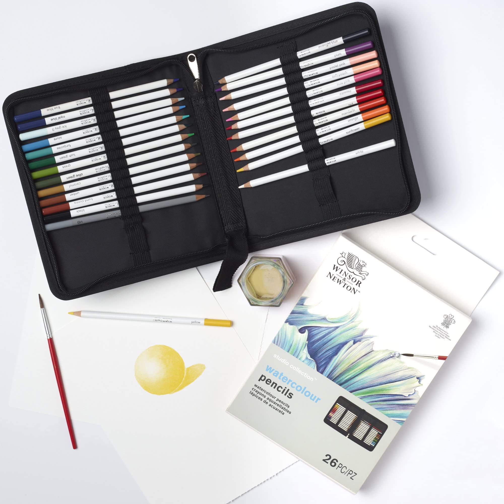 Winsor & Newton 2090005 26-teiliges Geschenkset zum Skizzieren, Illustieren, Zeichnen für Künstler mit 24 Aquarellstiften 1 Skizzenstift in HB und 1 Pinsel
