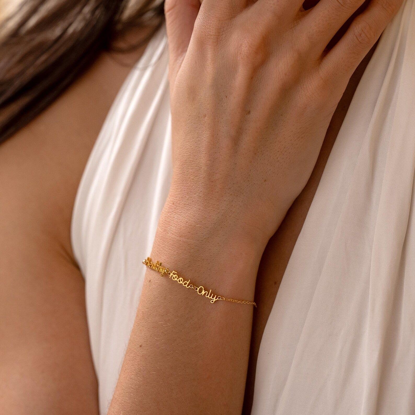 Piccolo bracciale con nome, su misura bracciale con nome, tre bracciali, impilabile bracciali, fatto a mano gioiello, neo mamma damigella per lei