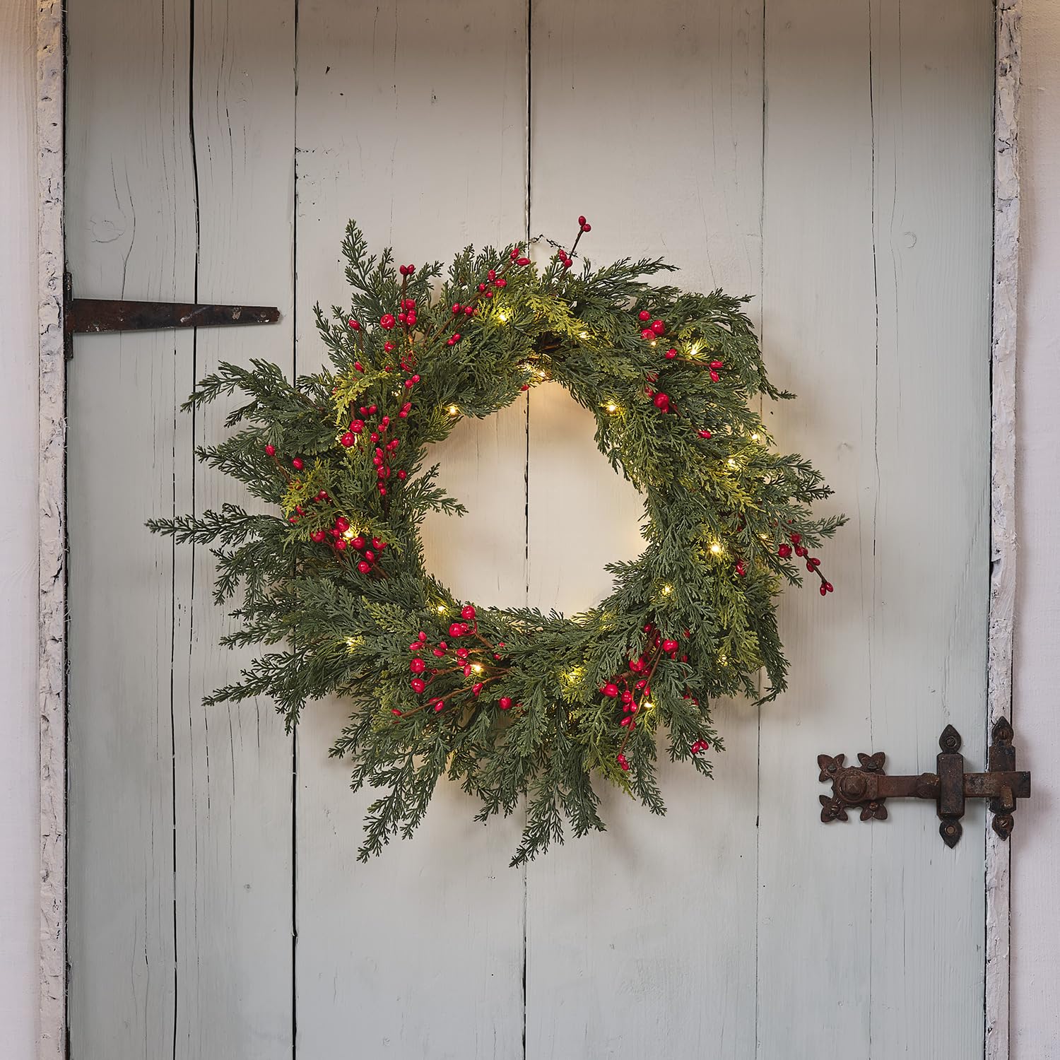 Lights4fun Beleuchteter Türkranz mit künstlichem Tannengrün & roten Beeren | mit 50 warmweißen LEDs | batteriebetrieben & mit Timer | Weihnachten Winter | ø 50 cm | grün/rot