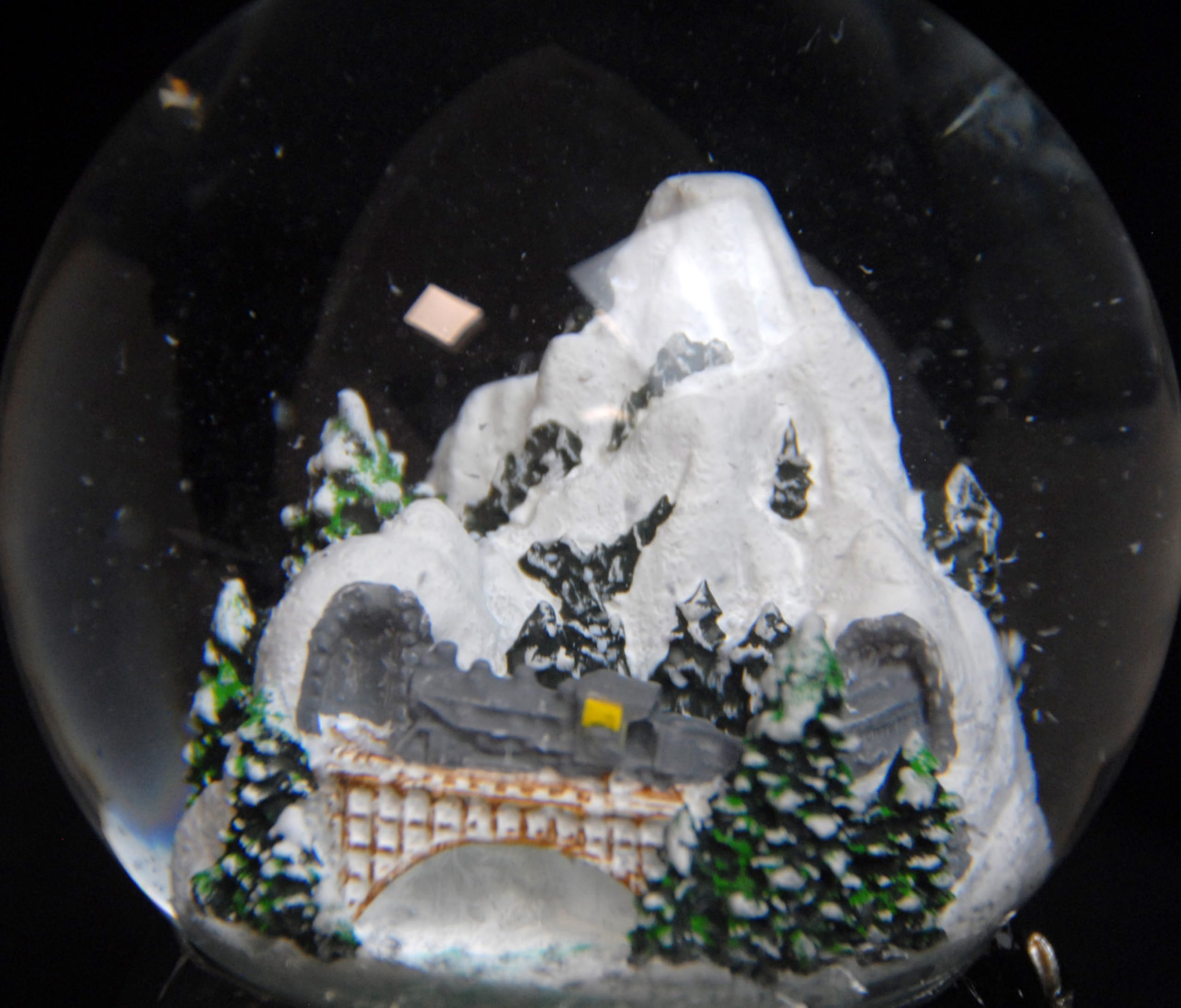 Weihnachts-Schneekugel mit Musik | Berglandschaft mit Brücke | Sockel weiß Ornament | 100mm breit, 140mm hoch | mechanische Spieluhr | Weihnachtsdekoration | 20292