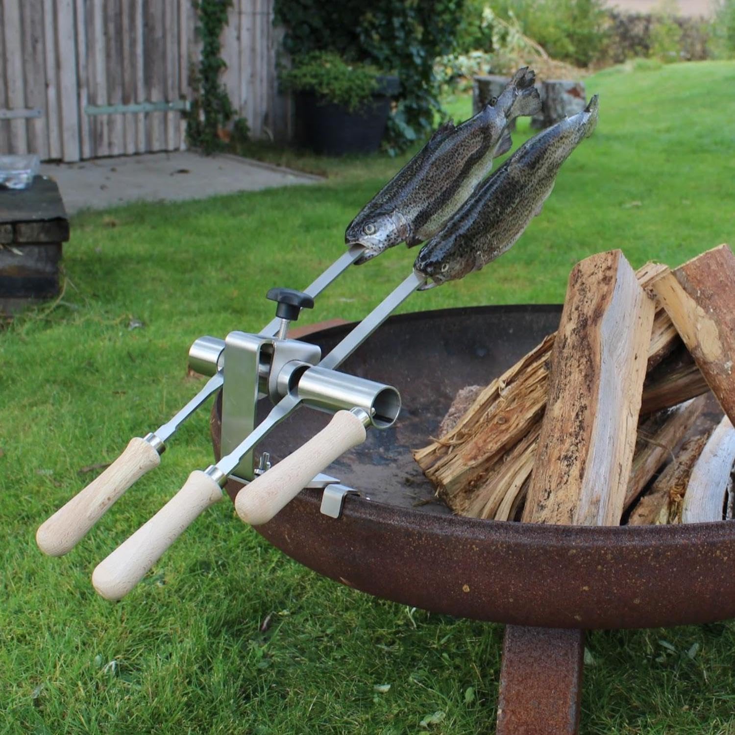 Premium Steckerlfisch Halter für Feuerschale - Platz für 2 Fische - Fisch Grill Aufsatz passt auf jede Feuerschale - stufenlos verstellbar - Fischhalter 100% Edelstahl - Asado Grill für Feuerschale