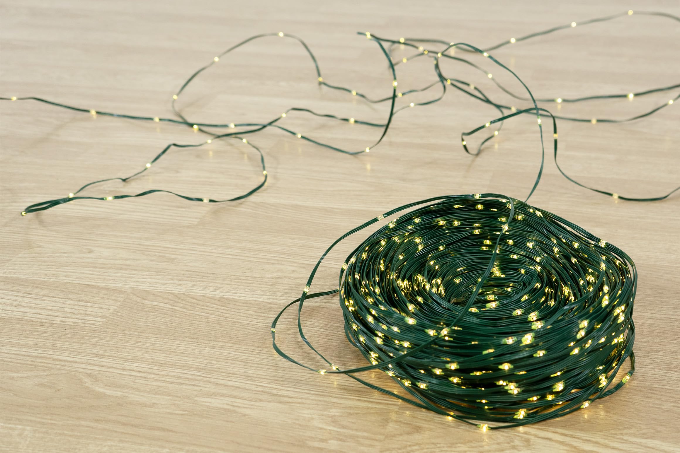 BOP Catena Luminosa 70 mt, 1000 MicroLed a Goccia Bianco Caldo 2700K | Luci Per Albero di Natale e Decorazioni Natalizie, Adatte per Interno ed Esterno, 8 Giochi di Luce, Cavo Verde in soft PVC