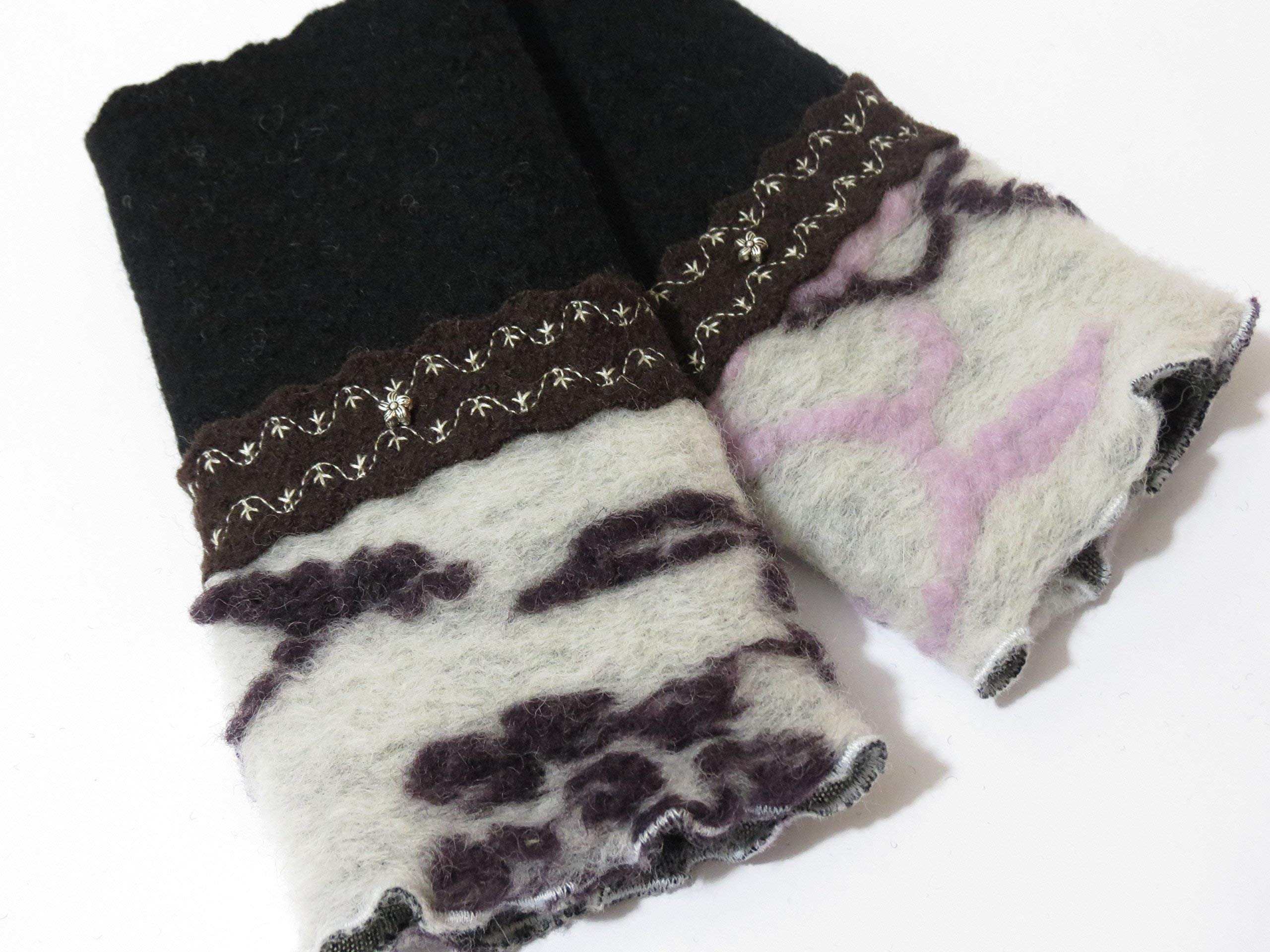 Armstulpen/Pulswärmer: Walkwolle (Walkloden, Kochwolle) in tiefem Braun und in Dunkelbraun, dehnbare Walkwolle (Strickwalk) in Weiß (mehrfarbiger floraler Motiv); Charm (Blumchen), Zierstiche