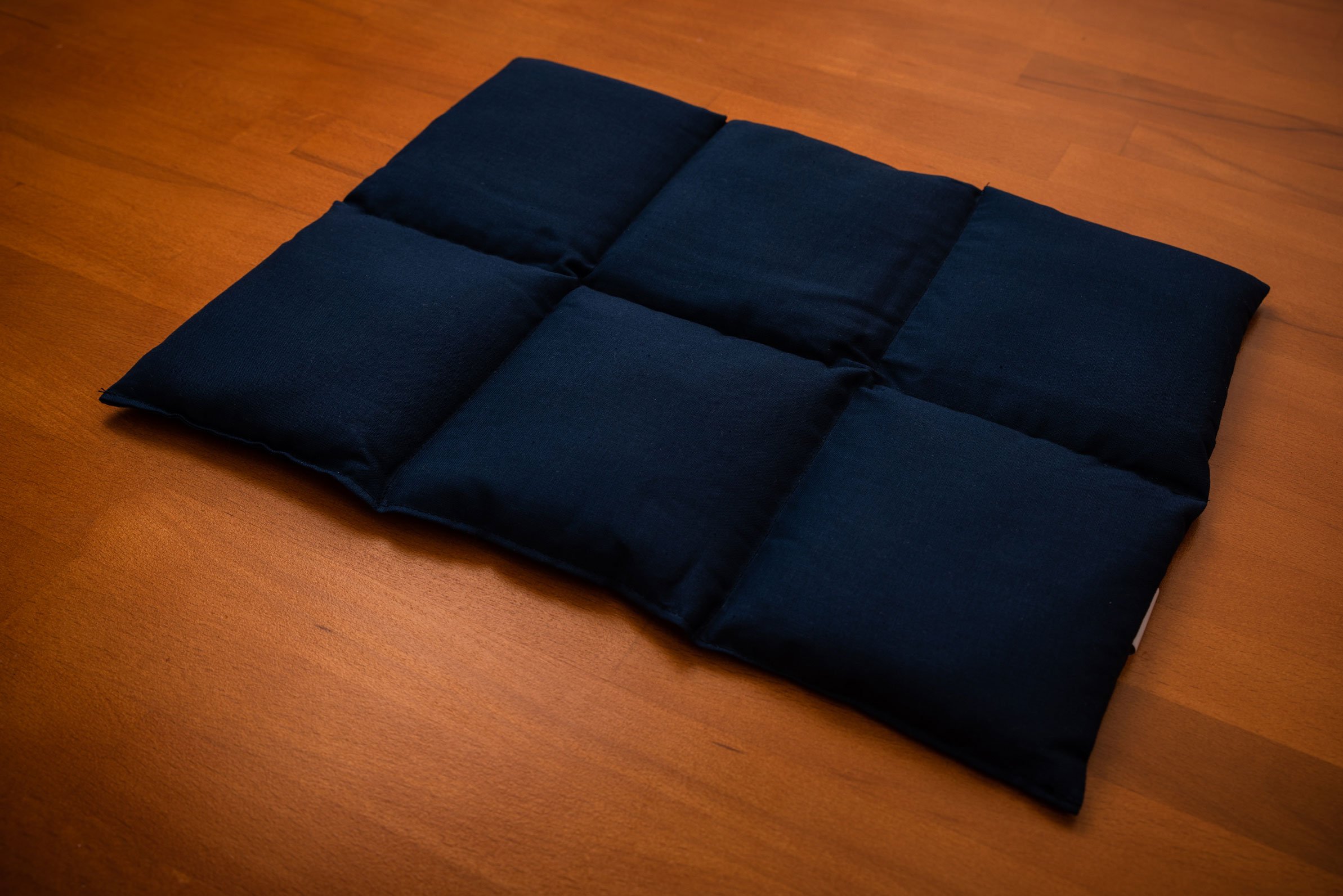 Coussin aux graines de lin 40x30 - Compresse chaud ou froid - Grande bouillotte sèche - Coussin thermique (6 compartiments; Design: Bleu foncé)