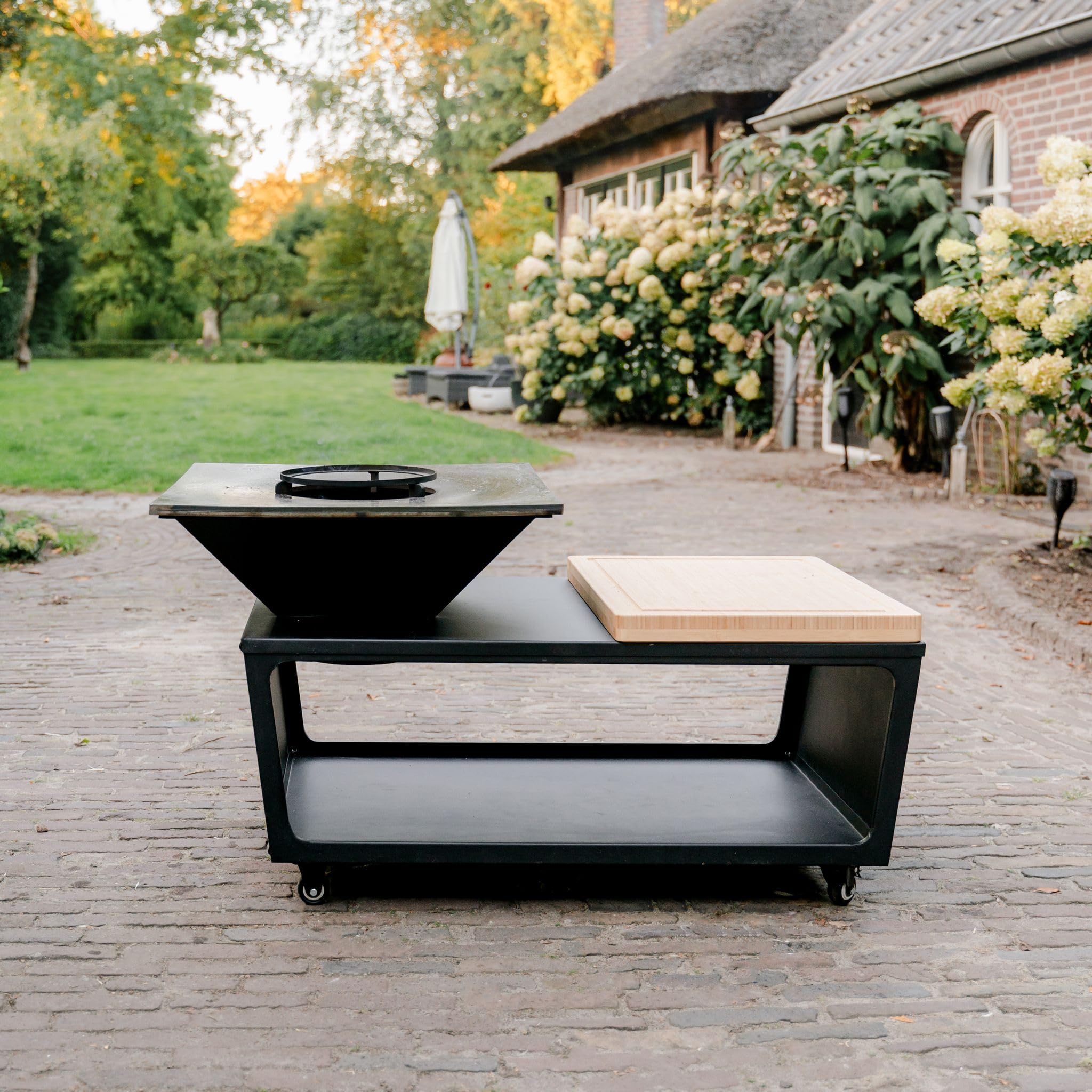 Barbecue Plancha Compania 114 x 60 x 62 cm, modello seduto, anello di fuoco, braciere con piastra di fuoco completa