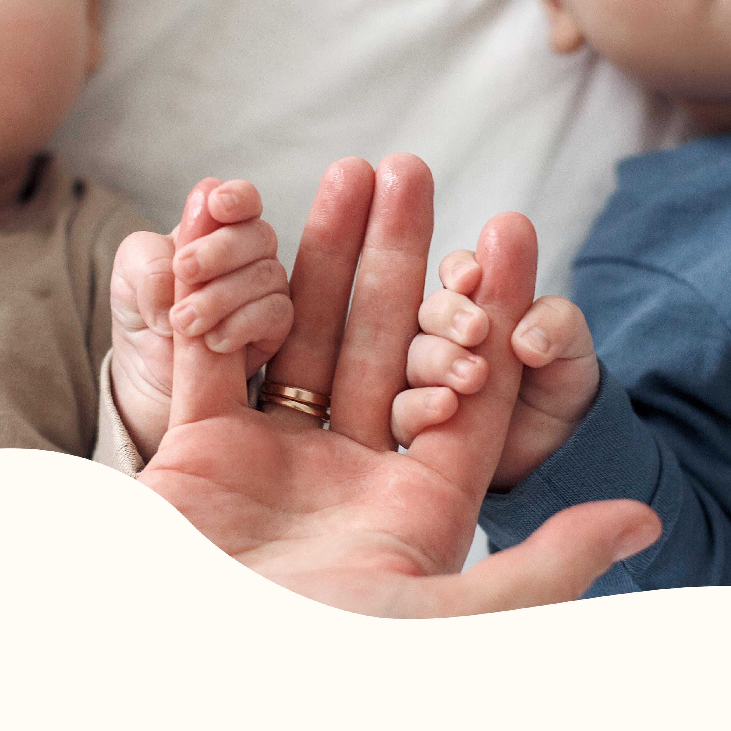 COCCOLE - Fiocco Nascita Bimbo Personalizzato Gemellare Azzurro - Fiocco Nascita per Gemelli in Tessuto Cotone Piquet - Fiocco Nascita Bimbo Personalizzato da Appendere in Casa e Regalare