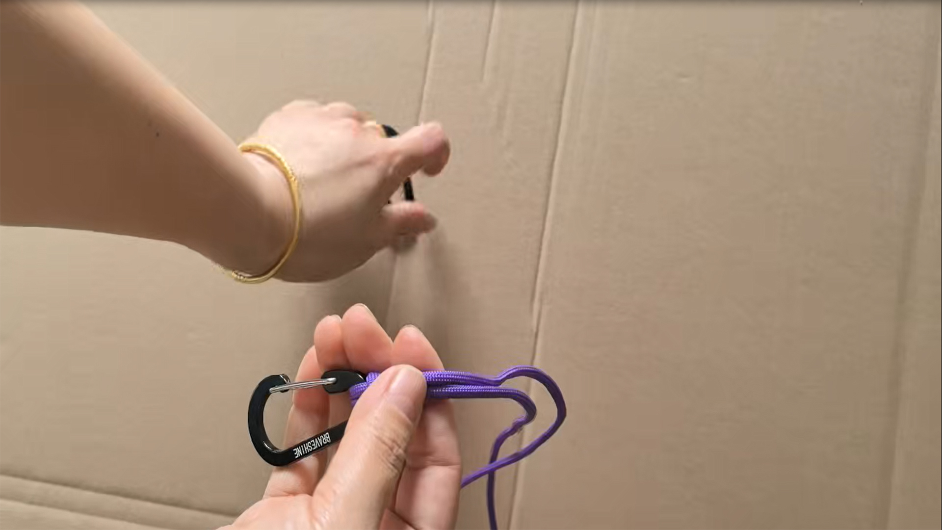 Amazon.com: BRAVESHINE Carabiner Keychain Hook with Paracord Strap