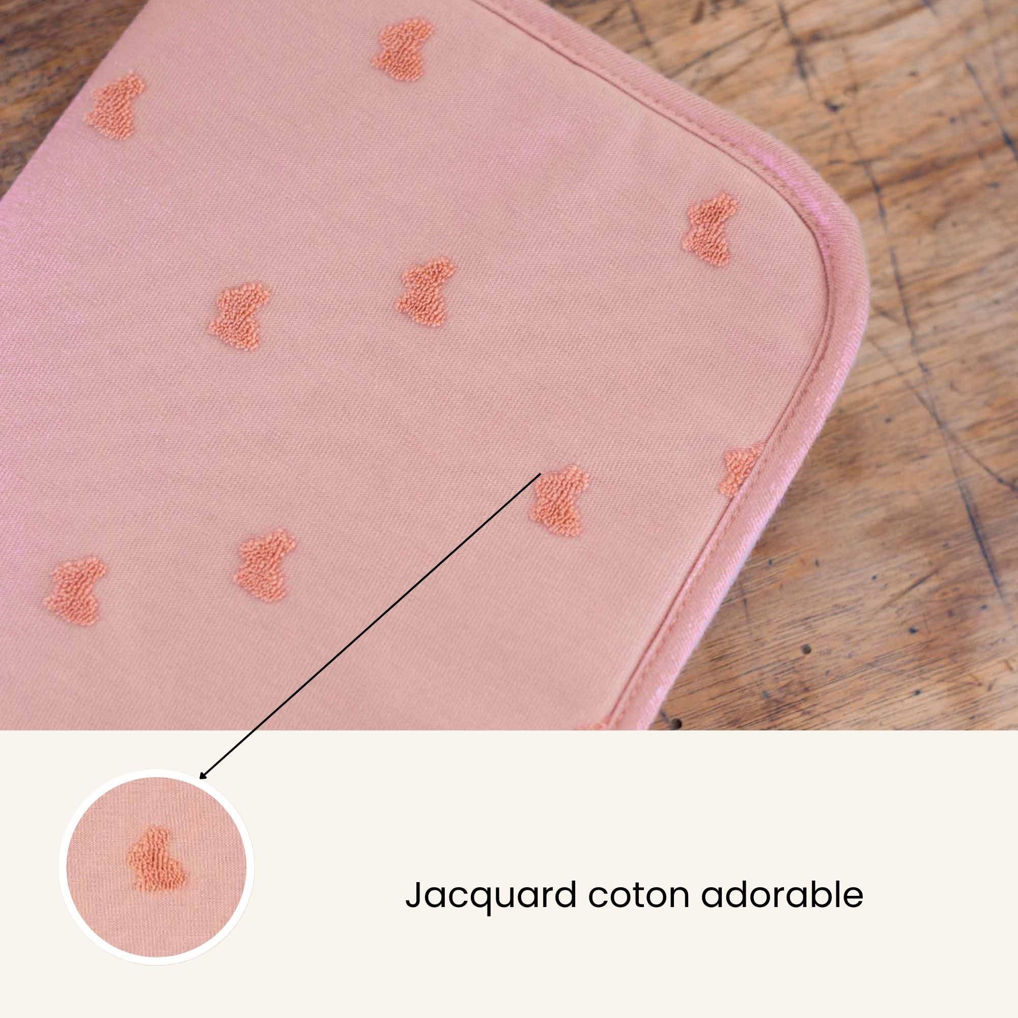 Trois Kilos Sept - Protège Carnet de Santé Bébé - Rabats et Fermeture Zippée - Jacquard Petit Lapin - Rose Terre de Sienne - 17,5x32 cm