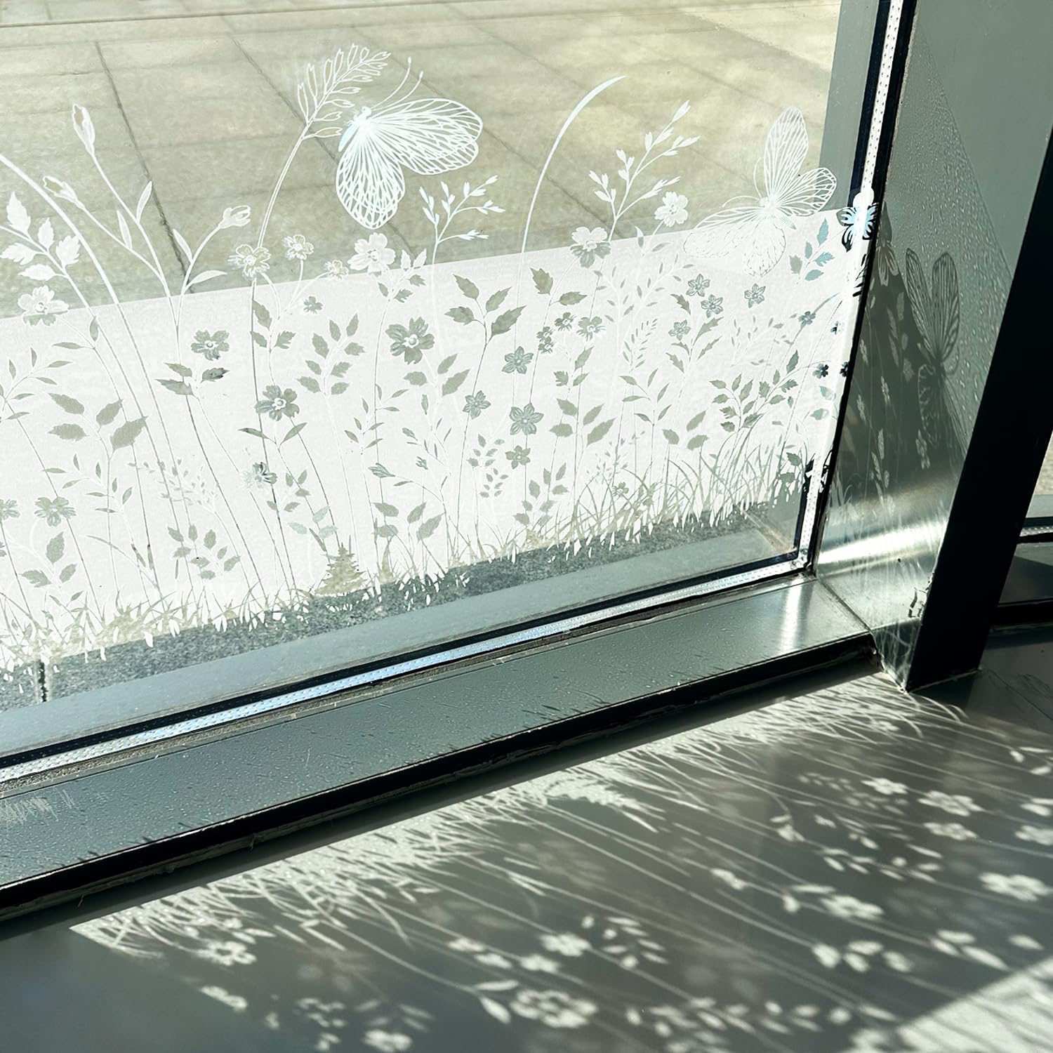 150 x 58 cm Fensterfolie, Sichtschutz für Glasfenster, reinweiß, Vintage, mattiert, wiederverwendbar, Blumenfensterfolie für Küche, Bad, Büro, Schlafzimmer, Privatsphäre, Schmetterlinge und