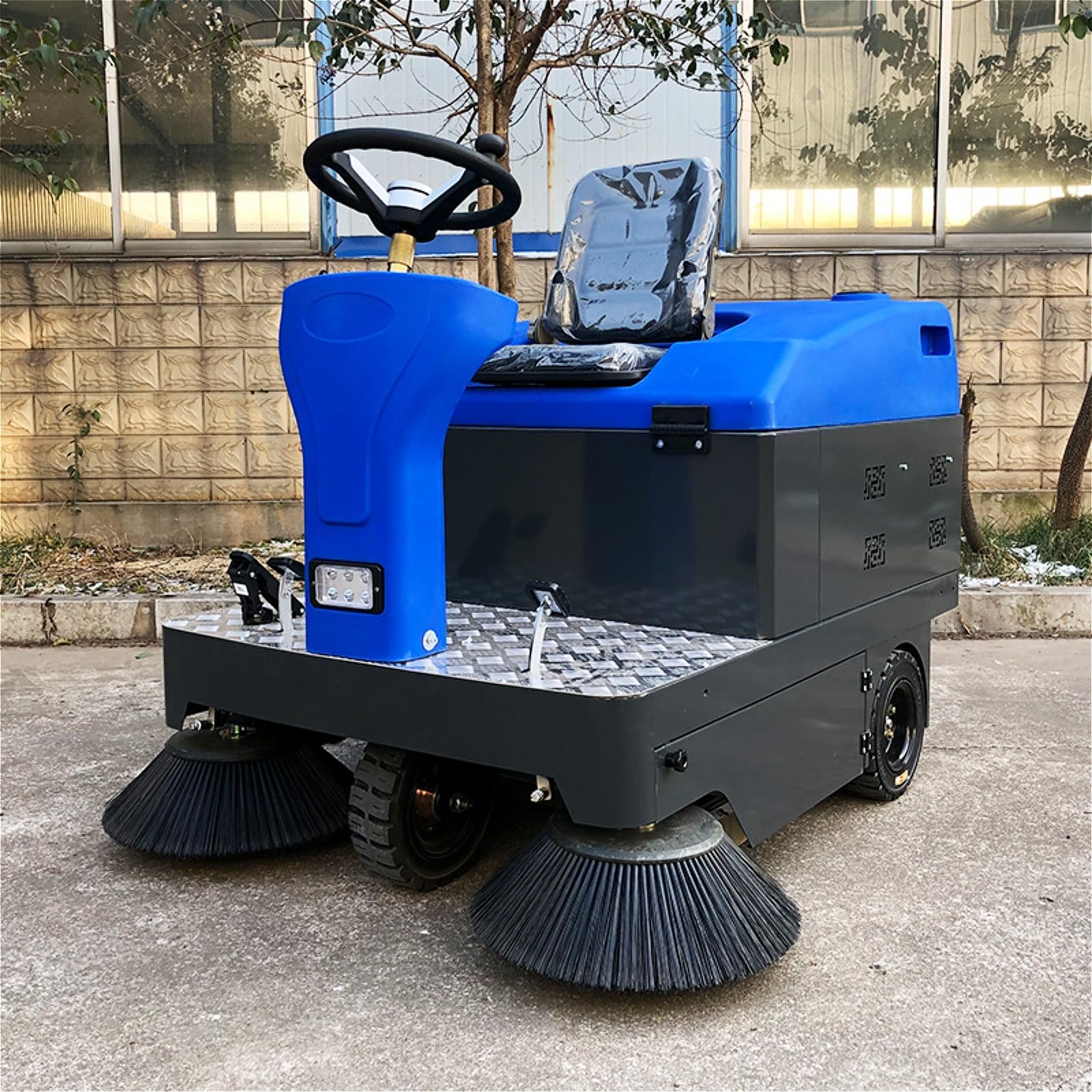 Spazzatrice stradale elettrica industriale commerciale con sistema di vuoto Alimentato a batteria Ride On Attrezzature per la pulizia per strade Garage Magazzini Fabbriche