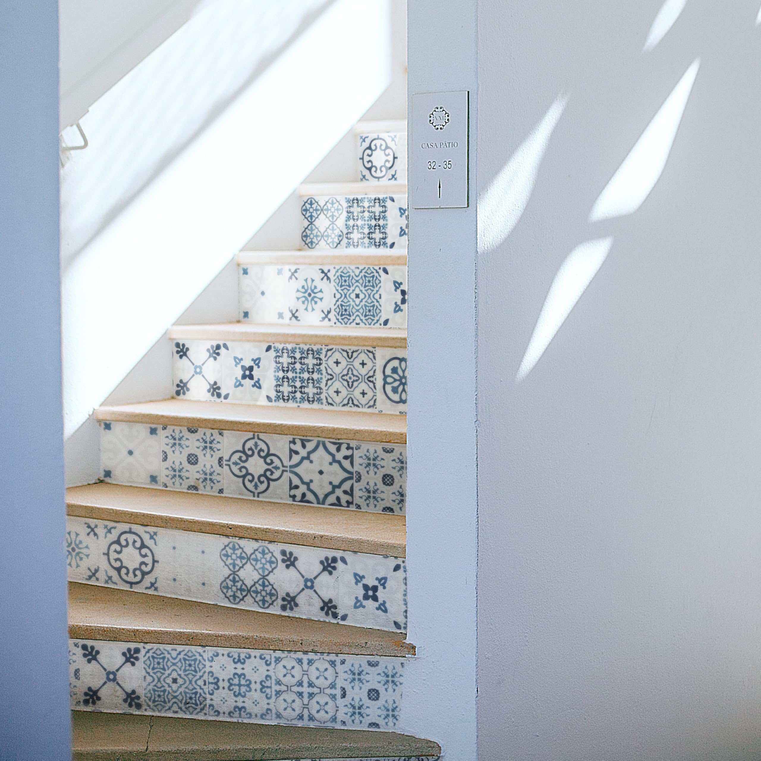 Smart Tiles Credence - Adesivo da parete per cucina, vintage, blu, bianco, piastrella adesiva da parete, 3D, 5 adesivi da parete (22,86 x 22,86 cm), adesivo a quadretti adesivo realizzato in Canada