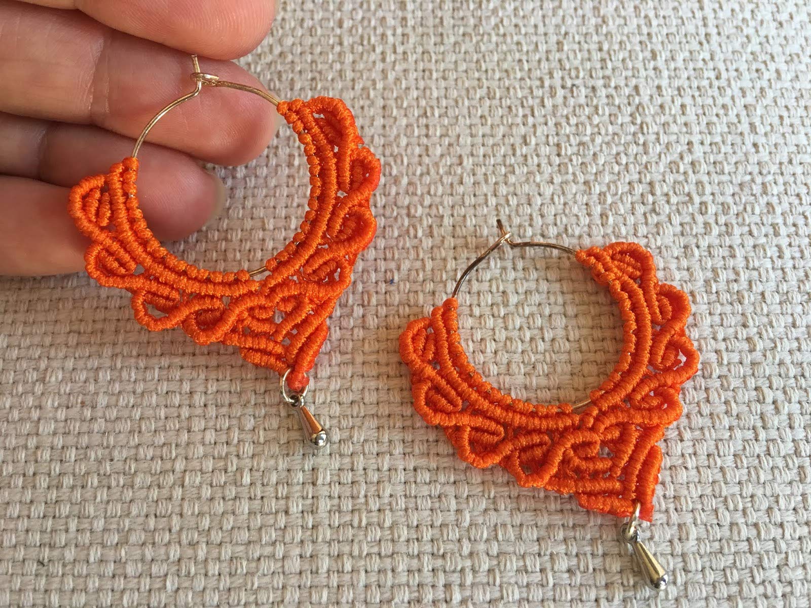 Pendientes aros macramé naranja hechos a mano Son muy ligeros.Pendientes ondas .Aros macrame hoops
