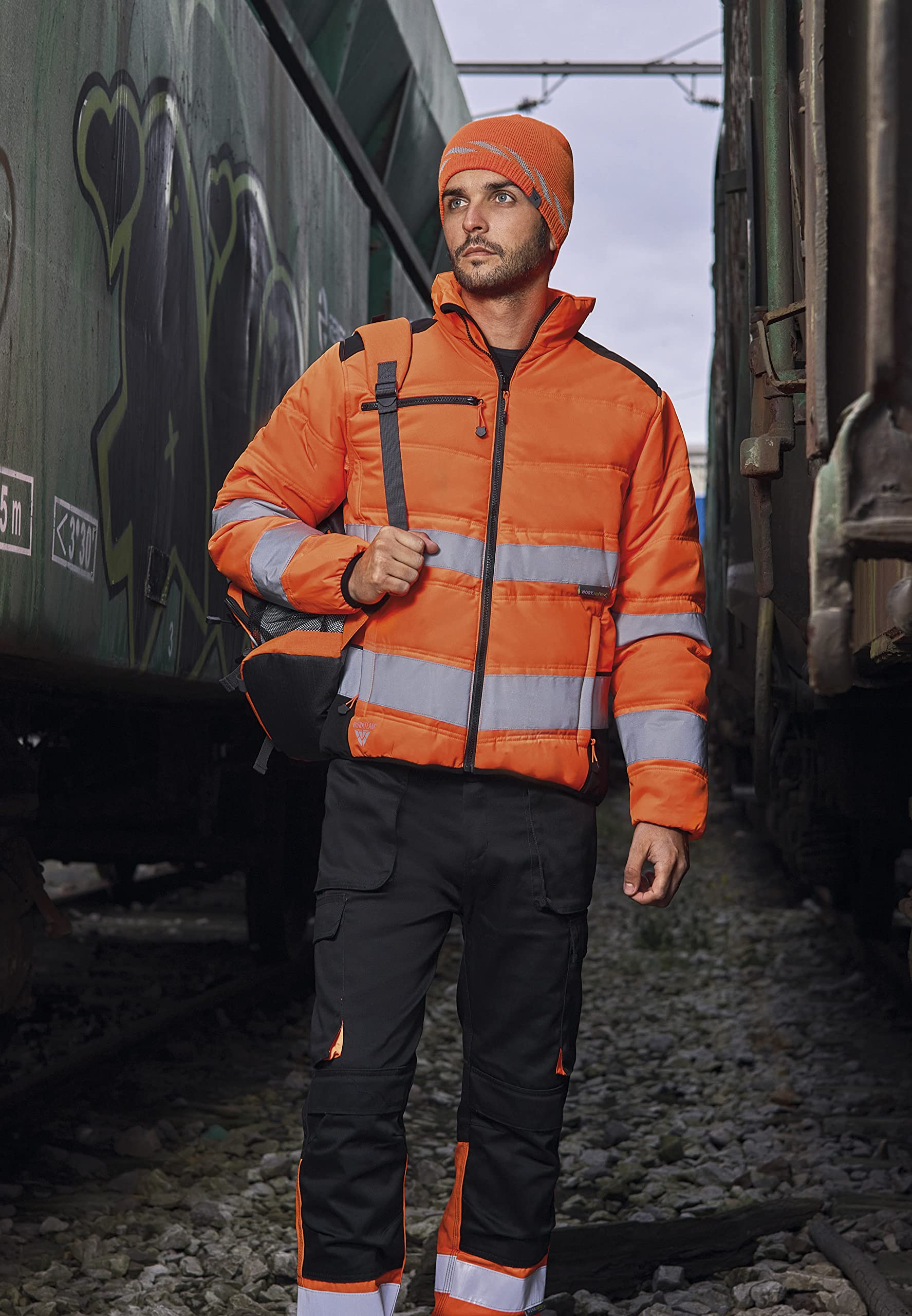 WORKTEAM Cazadora Acolchada Alta Visibilidad y Cintas Reflectantes Inclinadas con Capucha Interior. Unisex.