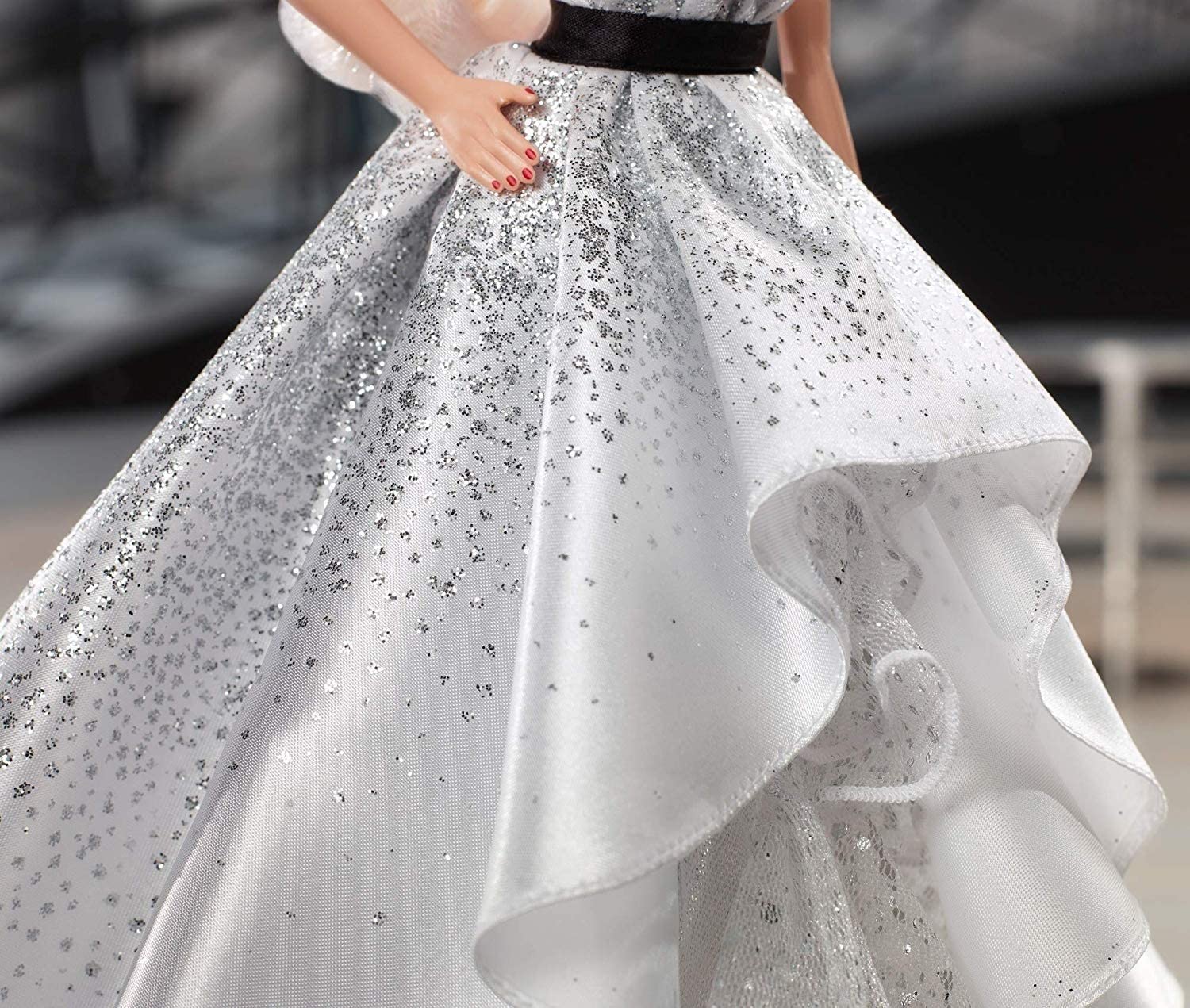 Barbie FXD88 Sammlerpuppe zum 60. Jubiläum, ca. 30 cm groß, blond, mit einem Kleid und einem Armband, die einem Diamanten nachempfunden sind