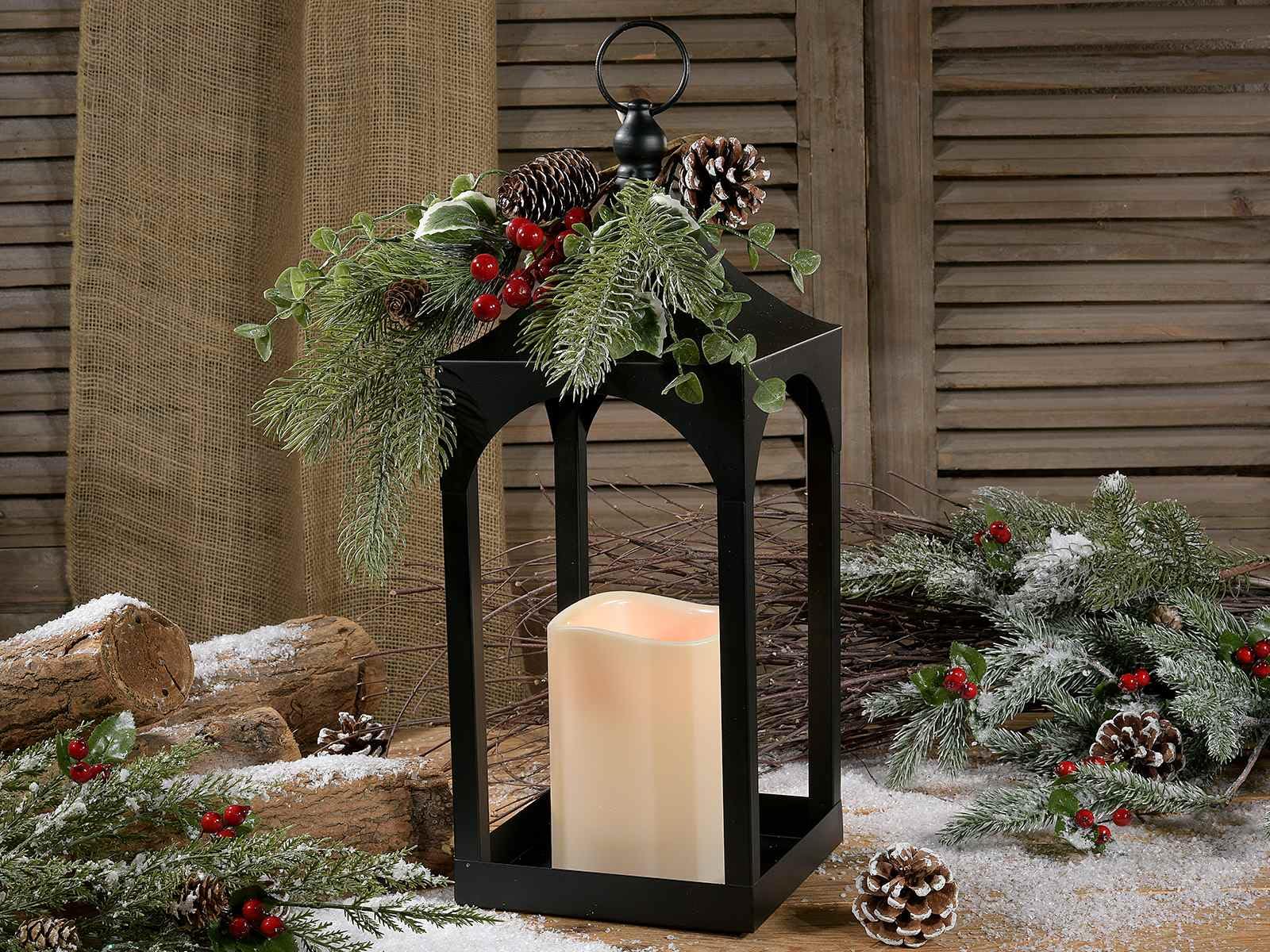 Gruppo Maruccia - Farol navideño de metal negro - Con vela LED y pino nevado - 17 x 17 x 43 cm - Decoración para colgar o apoyar