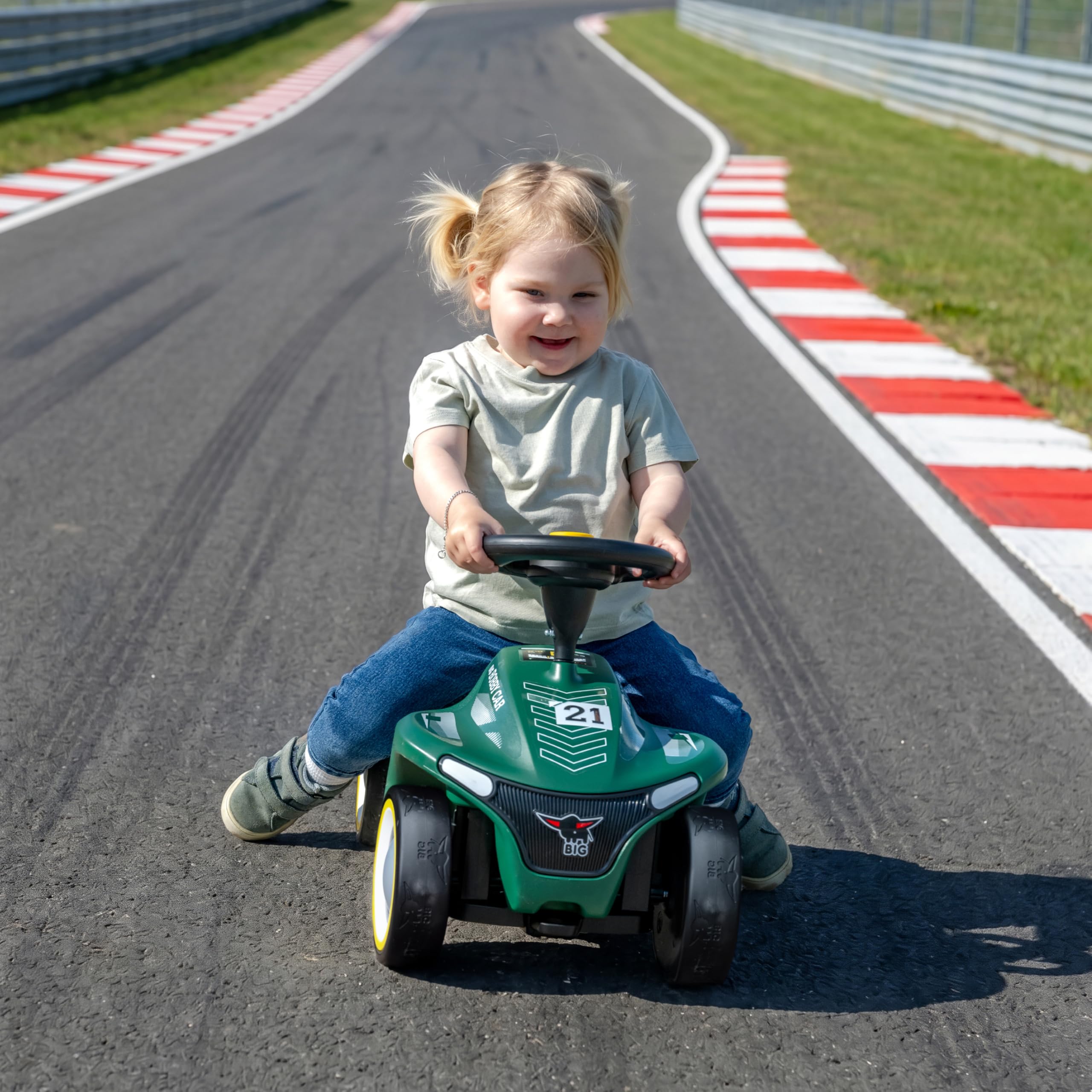 Big Bobby Car Neo RS grün - Rennwagen Rutschauto Kinderfahrzeug mit Flüsterreifen für leise Fahrgeräusche und Guten Grip, ergonomischer Sitz mit Kniemulde, Kleiner Wendekreis, ab 12 Monaten