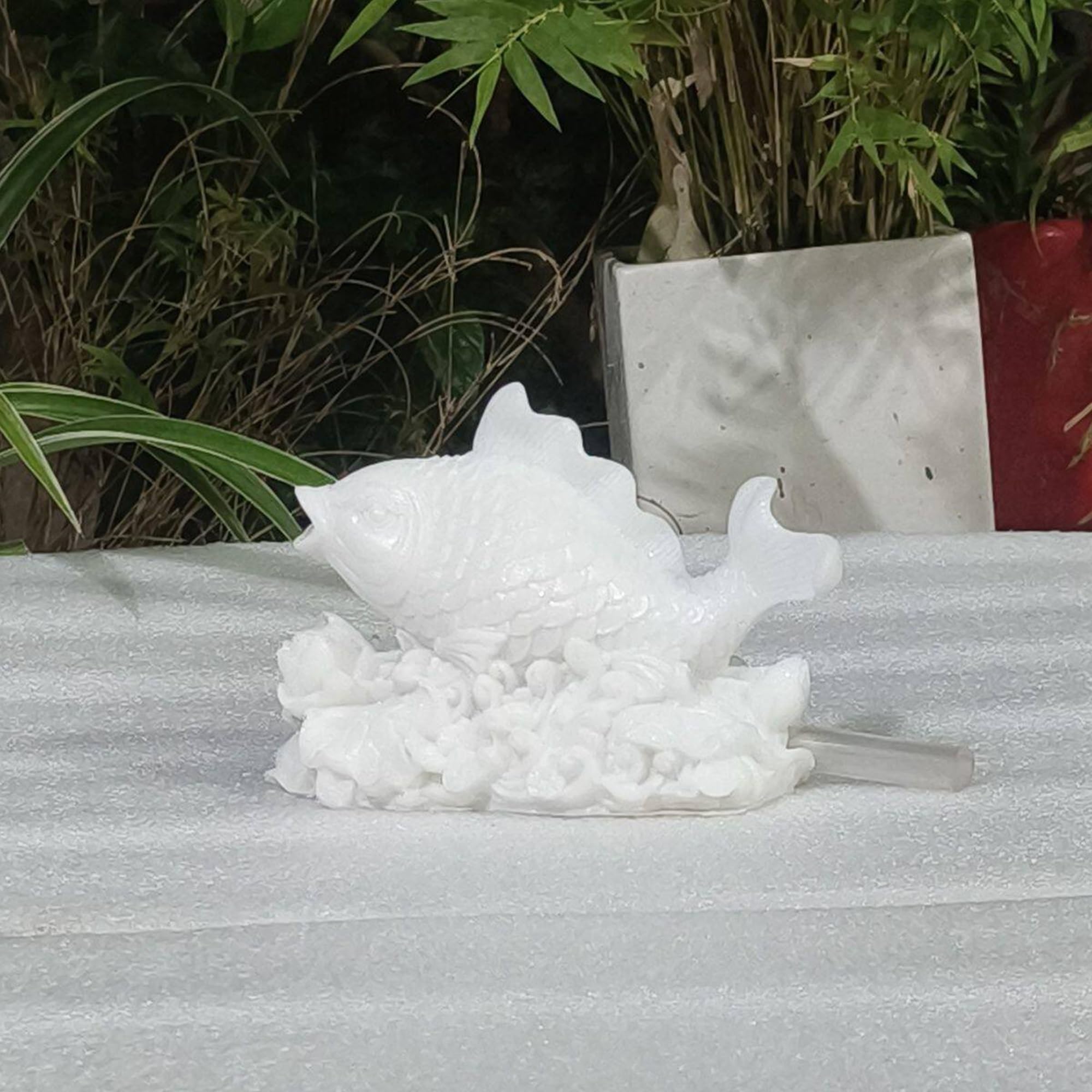 Estatua fuente con surtidor para estanques pequeños (16 cm), elemento acuático de jardín para estanques de carpas koi, ideal para paisajismo y aireación del estanque(White)