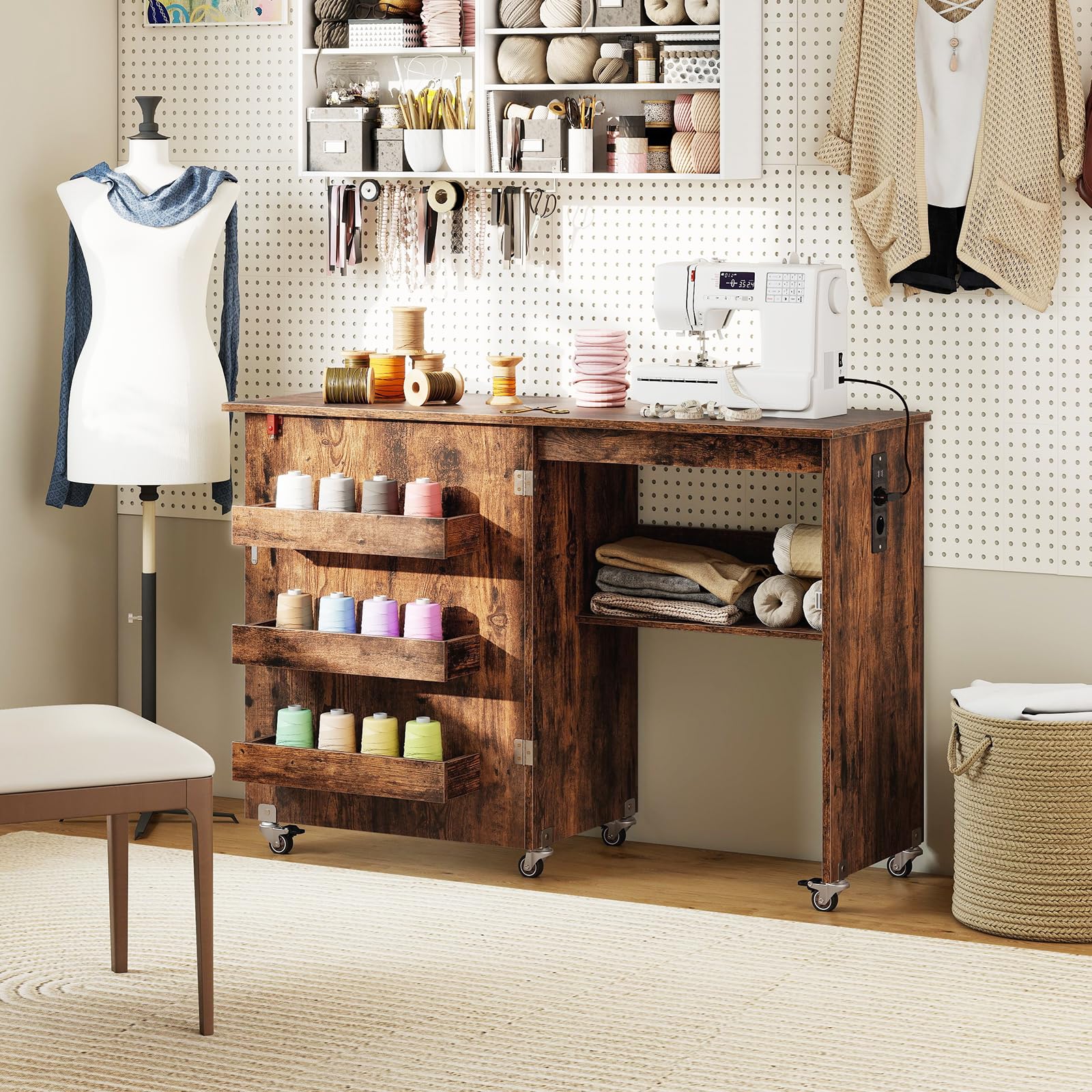 FANTASK 2 in 1 Zusammenklappbarer Nähtisch, Nähmaschinenschrank mit Ladestation, Regalen und abschließbaren Rädern, Nähtisch aus Holz, Mehrzweck-Bastelstation für Wohnzimmer, Schlafzimmer (Braun)