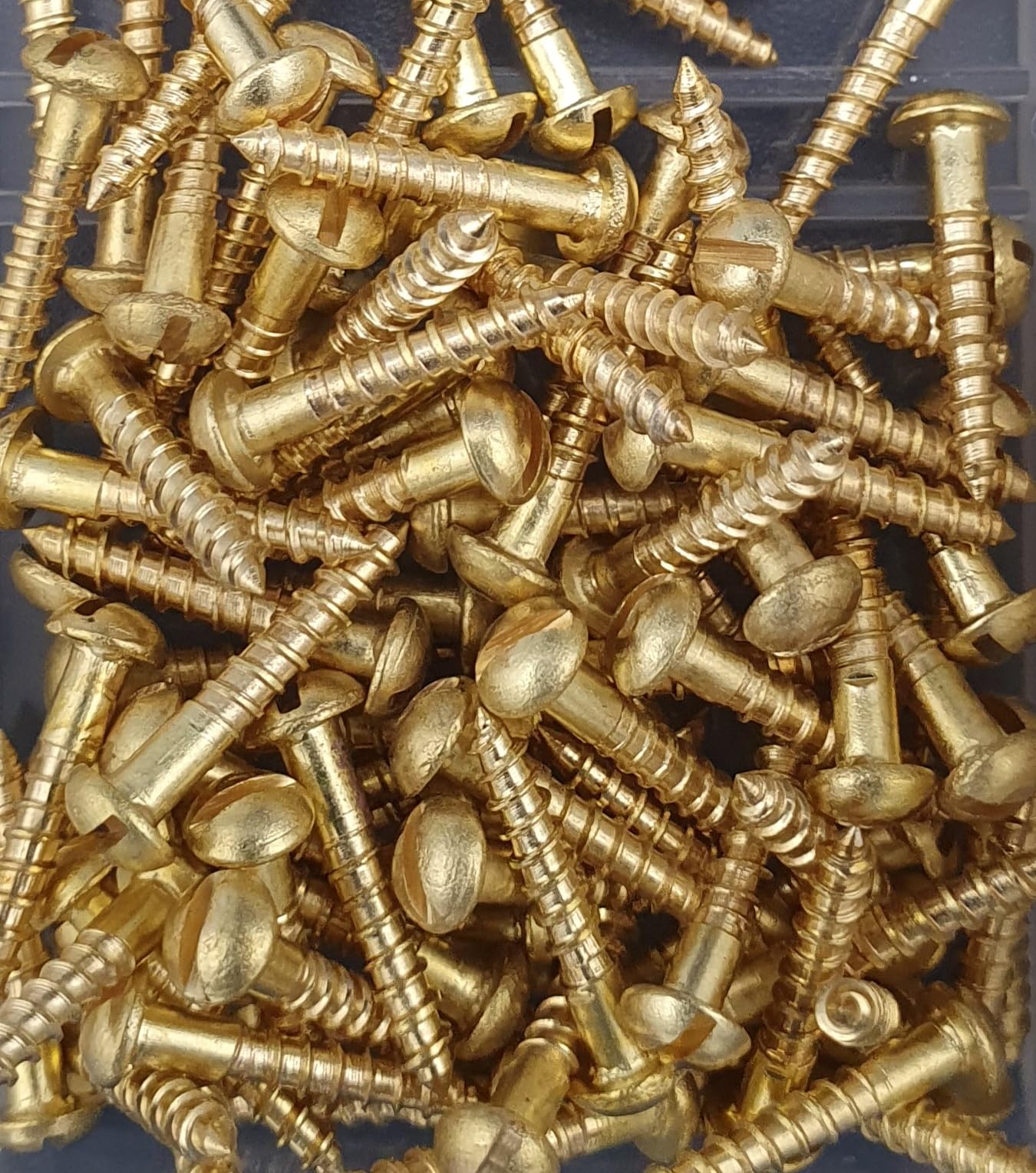 300 tlg. Set | Messing Holzschrauben Sortiment DIN 96 – Halbrundkopf Schlitz – Messing Blank – Dekorative Rundkopfschrauben in stabiler Box 2mm und 2,5mm Durchmesser