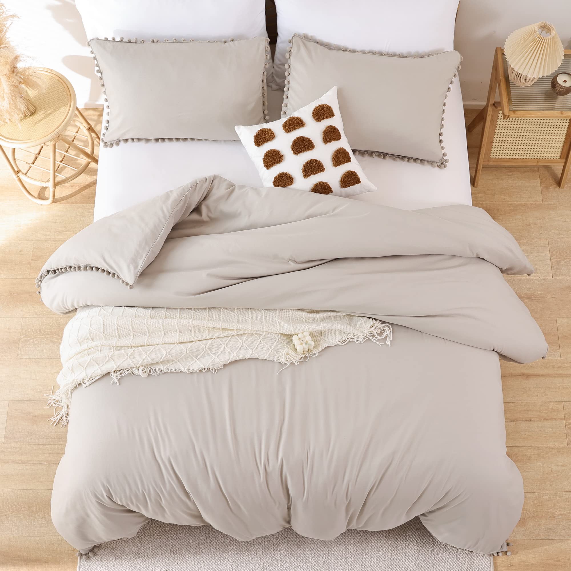 YIRDDEO Oatmeal Queen Ball Pom Fringe Design Comforter 3pcs (1 Comforter, 2 Pillowcases)Vintage Ultra Soft Microfiber Boho Aesthetic Luxurious Full Bedding Set