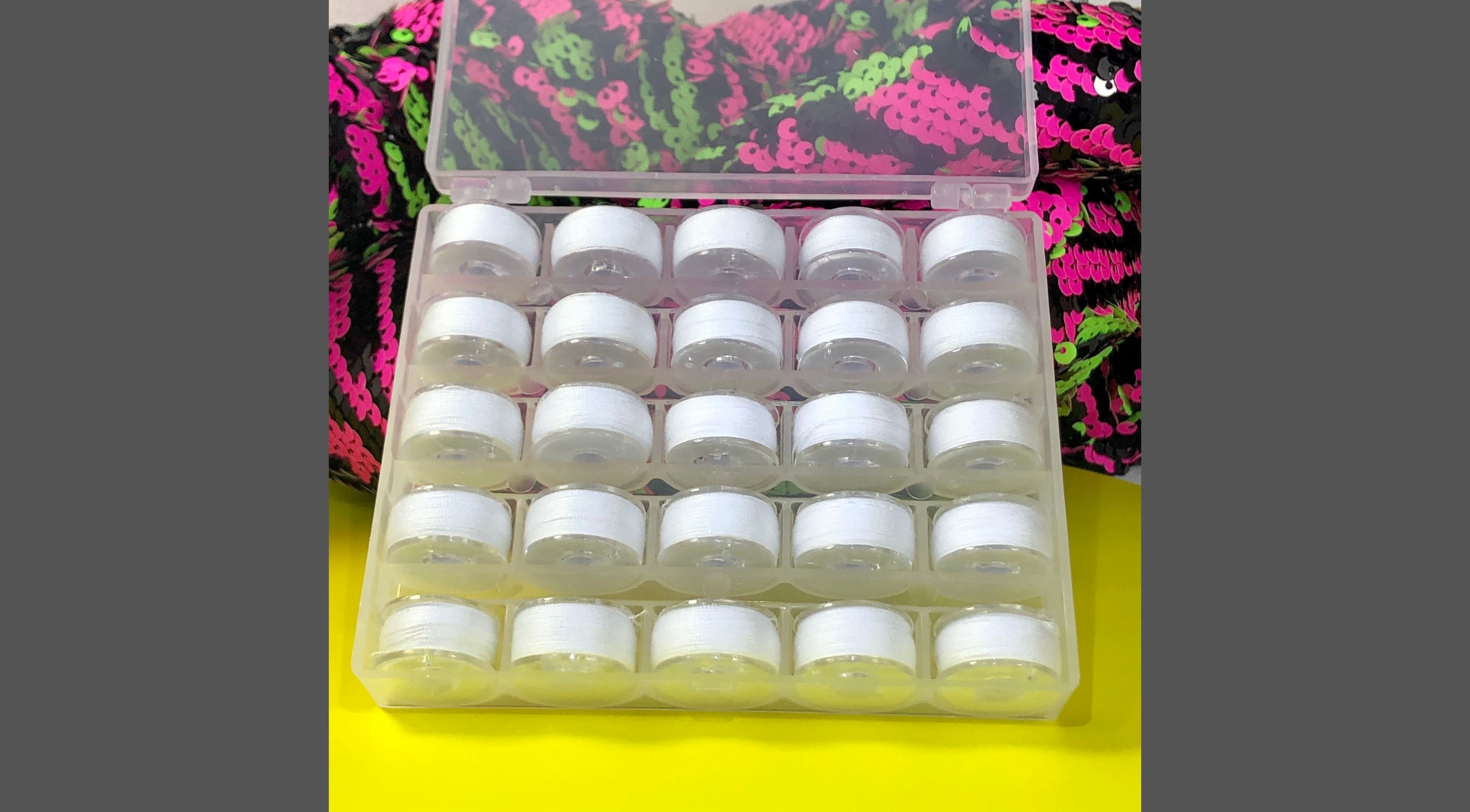 Fil à coudre, bobines pour Machine à coudre avec boîte de rangement, 25pcs assortimentés de couleurs noir/blanc/bleu fil à bobine préenroulé Set accessoires Fil à coudre, bobines pour Machine à coudre avec boîte de rangement, 25pcs assortimentés de couleurs noir/blanc/bleu fil à bobine préenroulé Set accessoires
