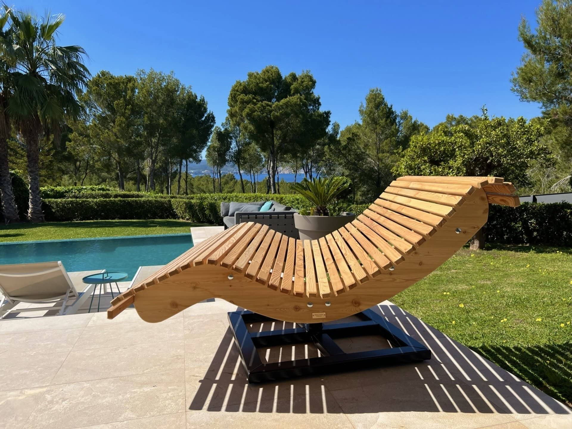 Himmelsliege Doppelliege mit Drehgestell aus Lärchenholz Extra Breit Bayerische Holzliege Sonnenliege für den Garten (140 cm Breite)