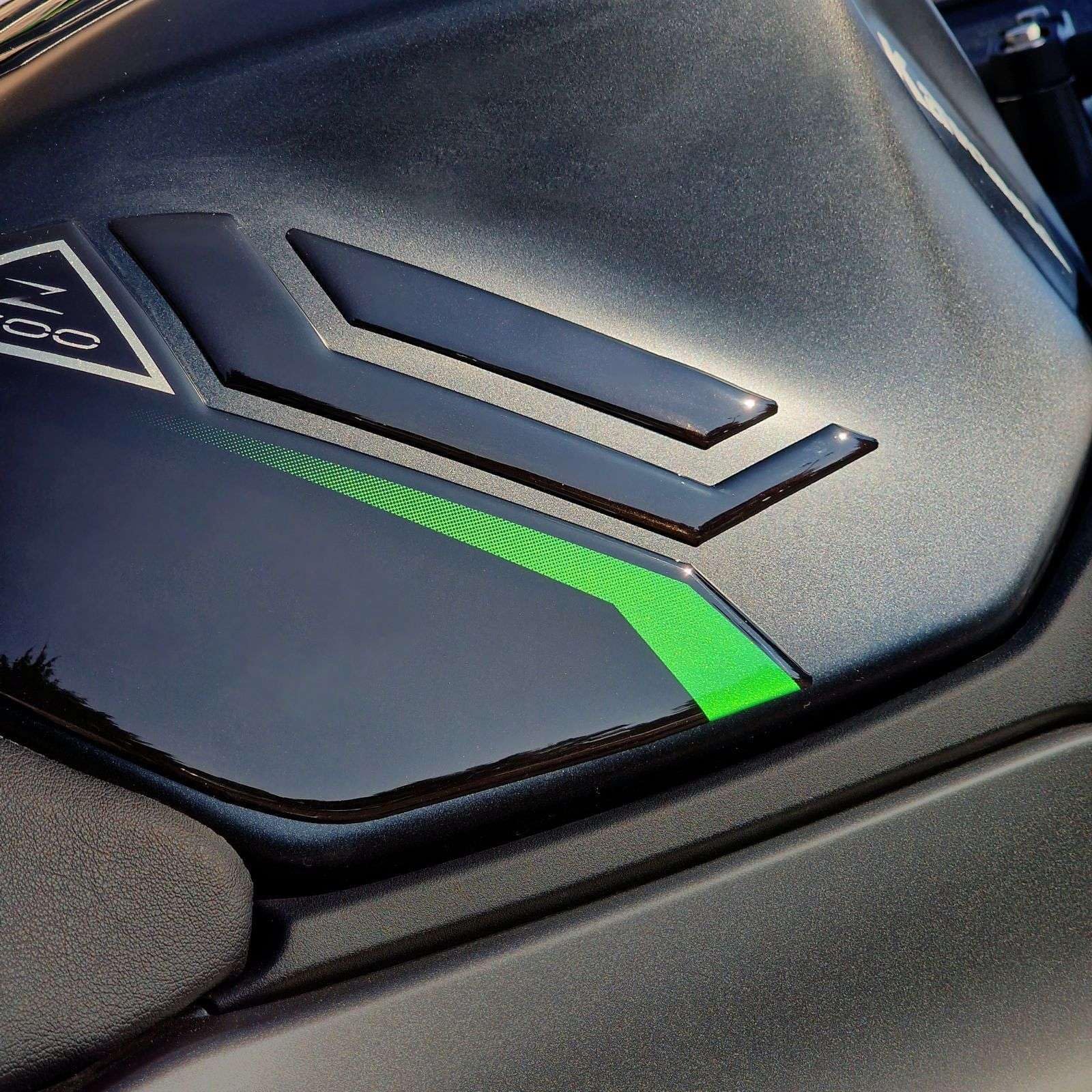 Resin Bike Adesivi Moto Compatibile con Kawasaki Z500-Z500 SE 2024-2026. Protezioni Laterali Serbatoio Grip da Urti e Graffi. Adesivi Resinati con Effetto 3D Made in Italy