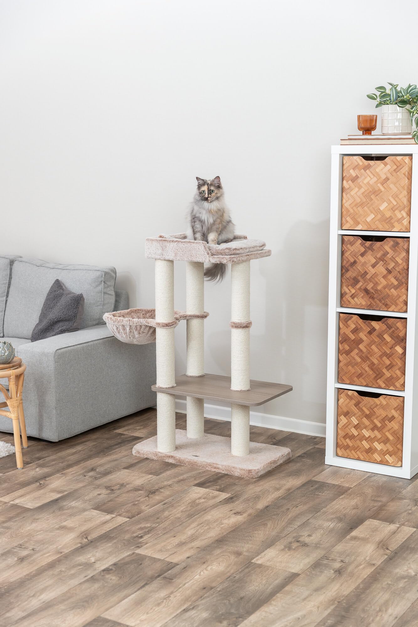 TRIXIE Tiragraffi Sienna - Torre per gatti a più livelli con piattaforme imbottite e tiragraffi completamente rivestiti, 105 cm, grigio talpa, comodo e stabile, 48154