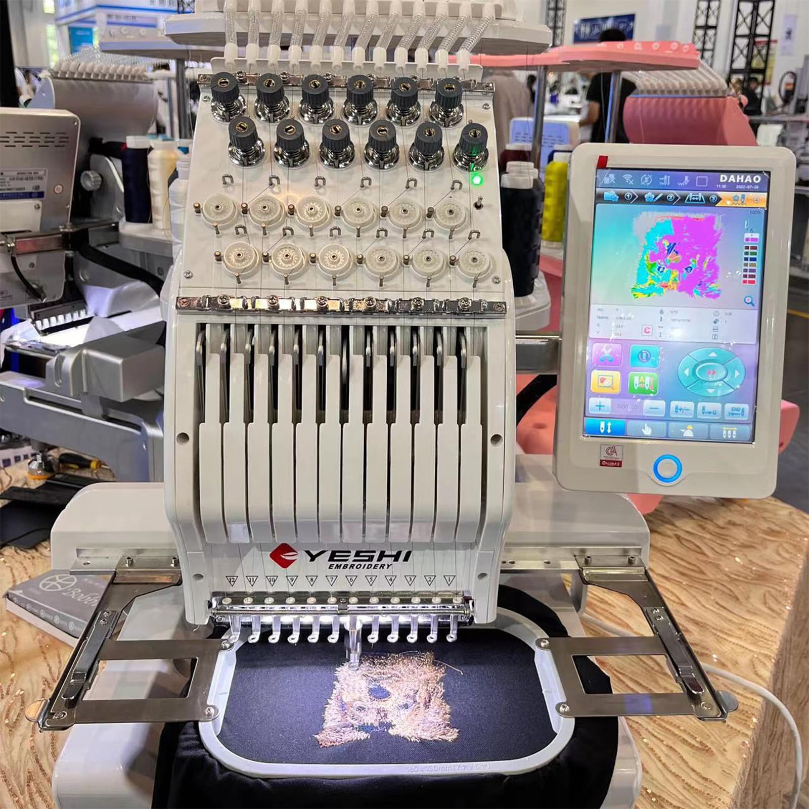 刺繍ミシン用データ(14万以上)ノートPC 中古＋内蔵SSD新品 R175 12針 本格刺繍ミシン ご家庭ユースからプロまで