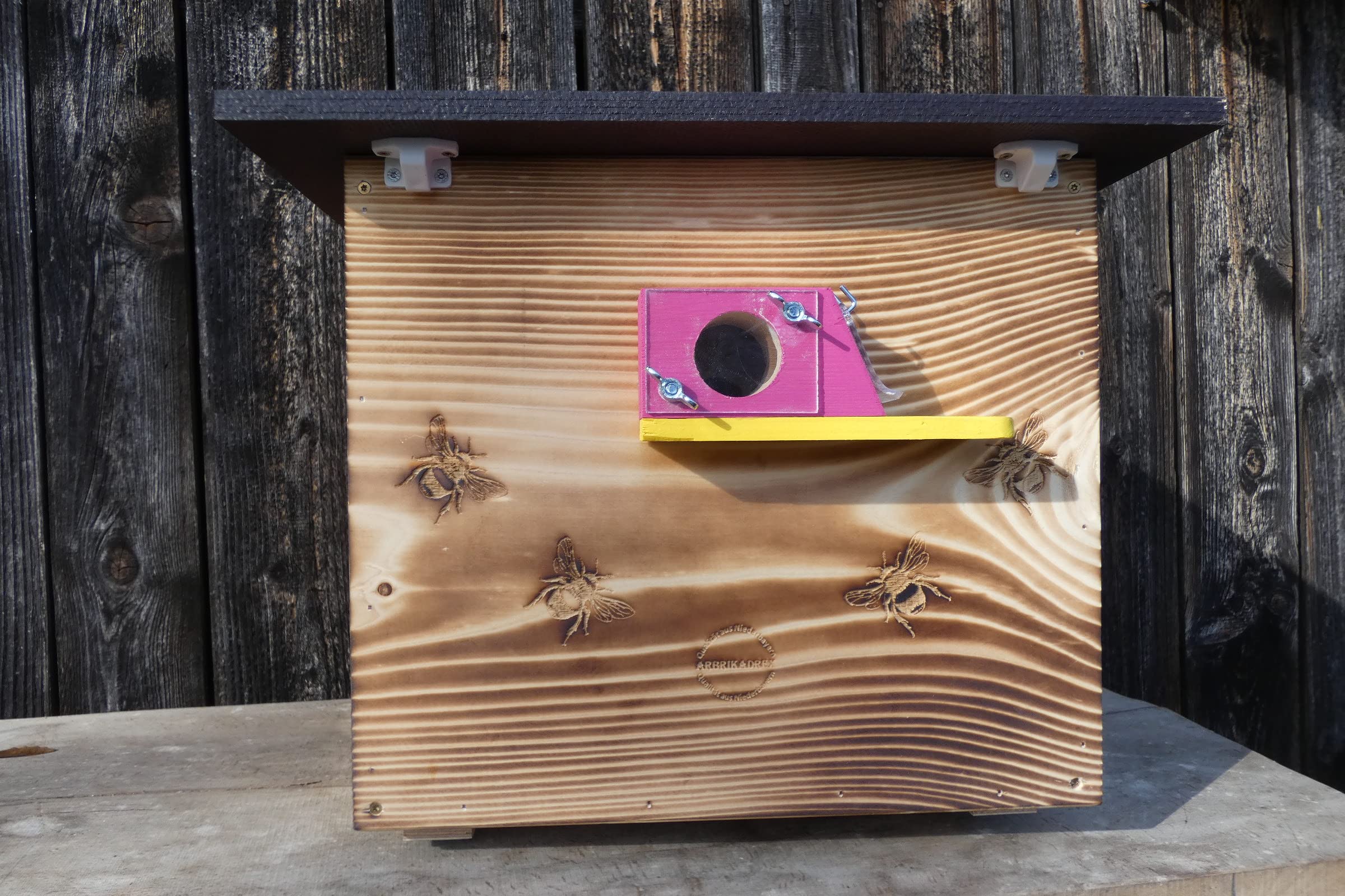 Premium Hummelkasten mit Wachsmottensperre, 2X Sichtfenster und Nistmaterial Wetterfest Bienenhaus Hummelhaus Nistkasten Hummelvilla Bienen Insektenhaus Hummelhotel (Hummelhotel edel Geflammt)