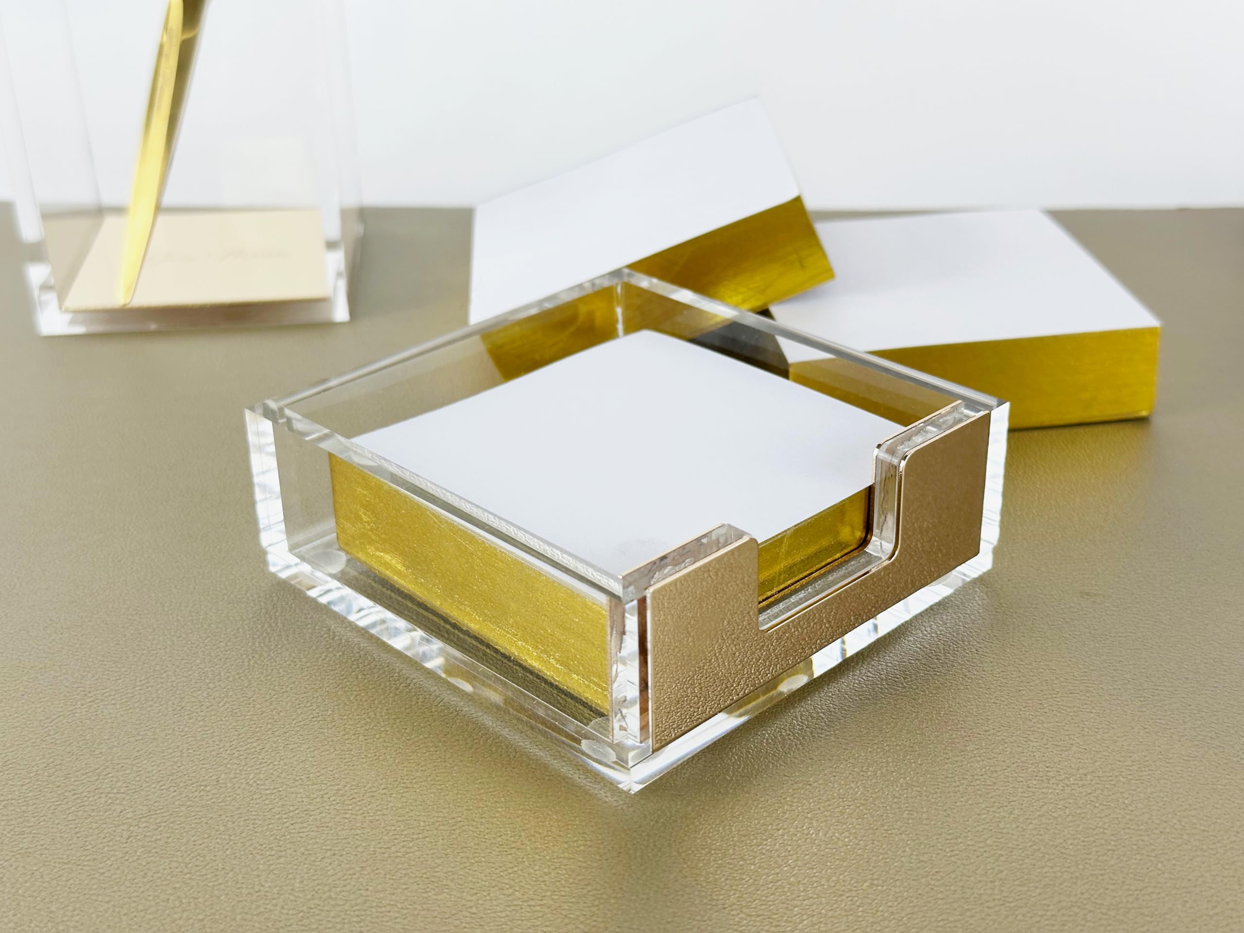 Elegante scatola in vetro acrilico con accenti dorati, porta appunti