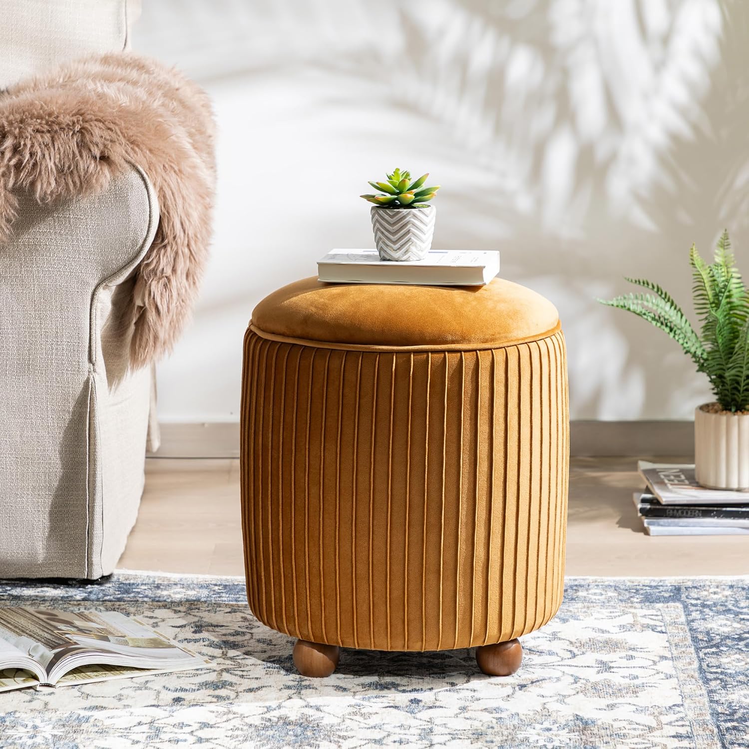 Glitzhome Round Ottoman with Storage, Pleated Velvet Small Foot Stool, Modern Accent Stool Upholstered Vanity Stool with Rubberwood Ball Feet for Bedroom Living Room Dorm Room, Brown
